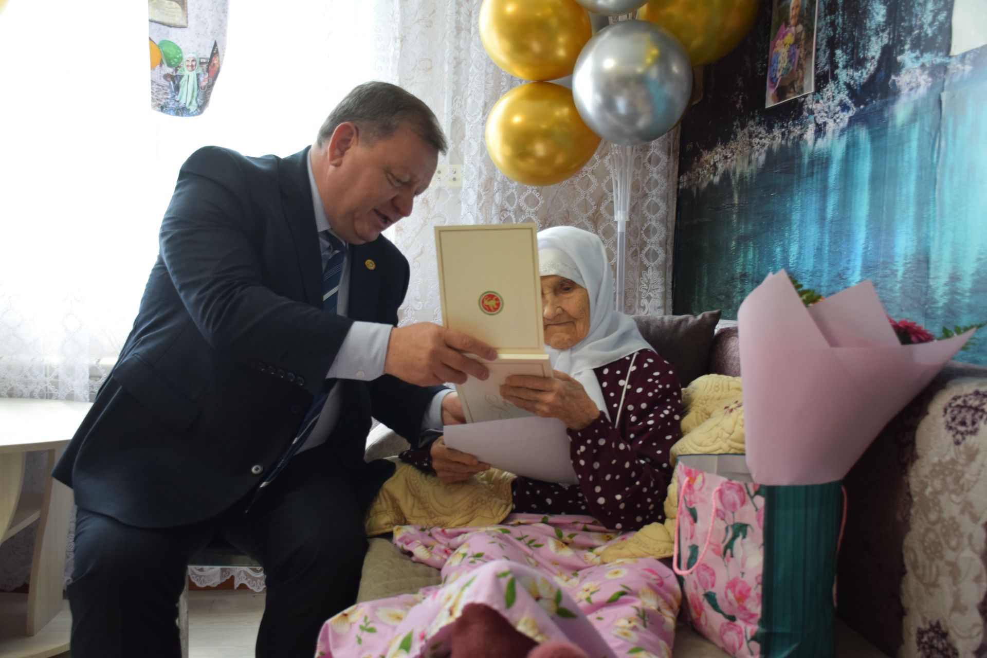 Уважаемая учительница из села Новое Иглайкино Файзя Валиахметовна Губайдуллина отмечает столетний юбилей