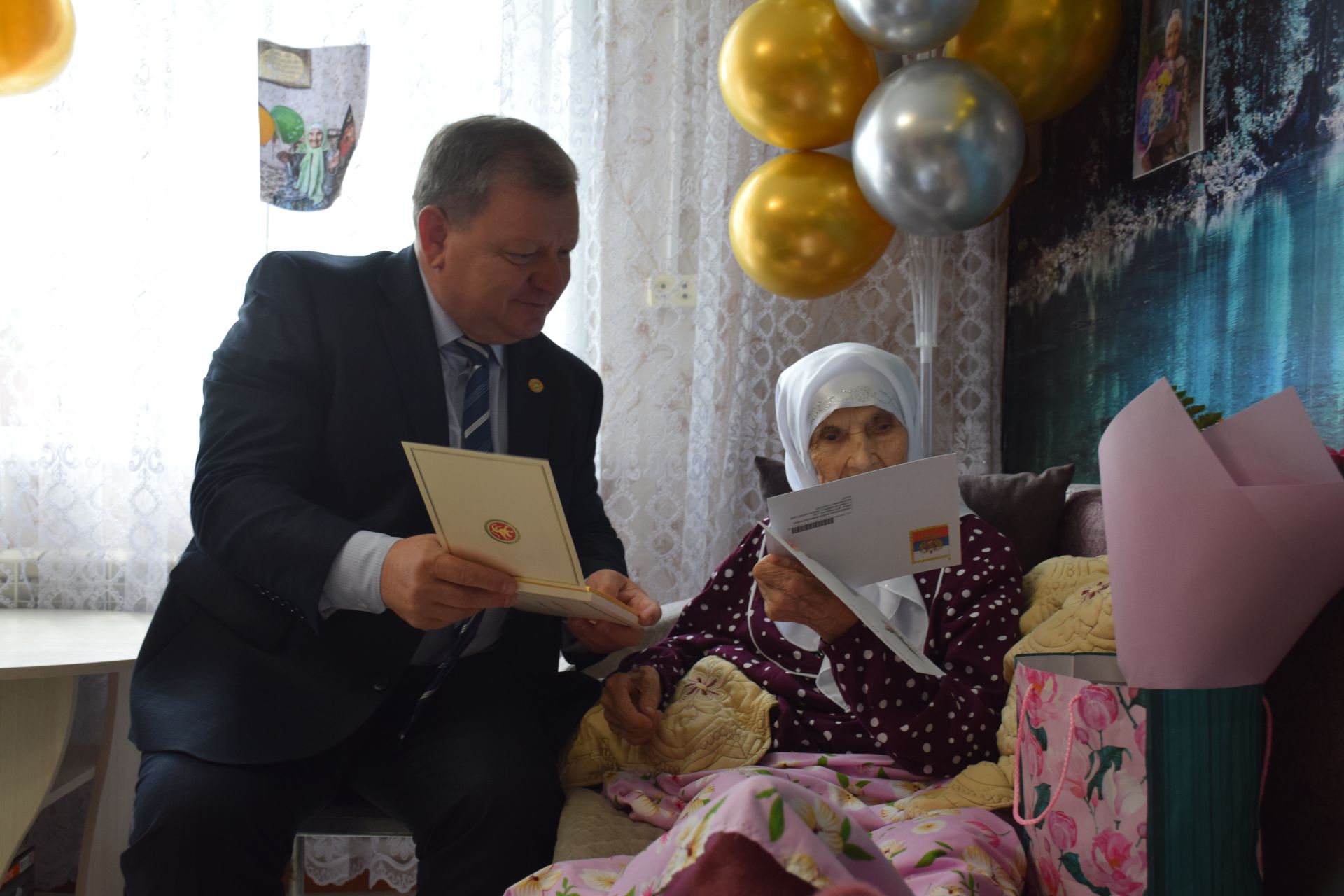 Уважаемая учительница из села Новое Иглайкино Файзя Валиахметовна Губайдуллина отмечает столетний юбилей