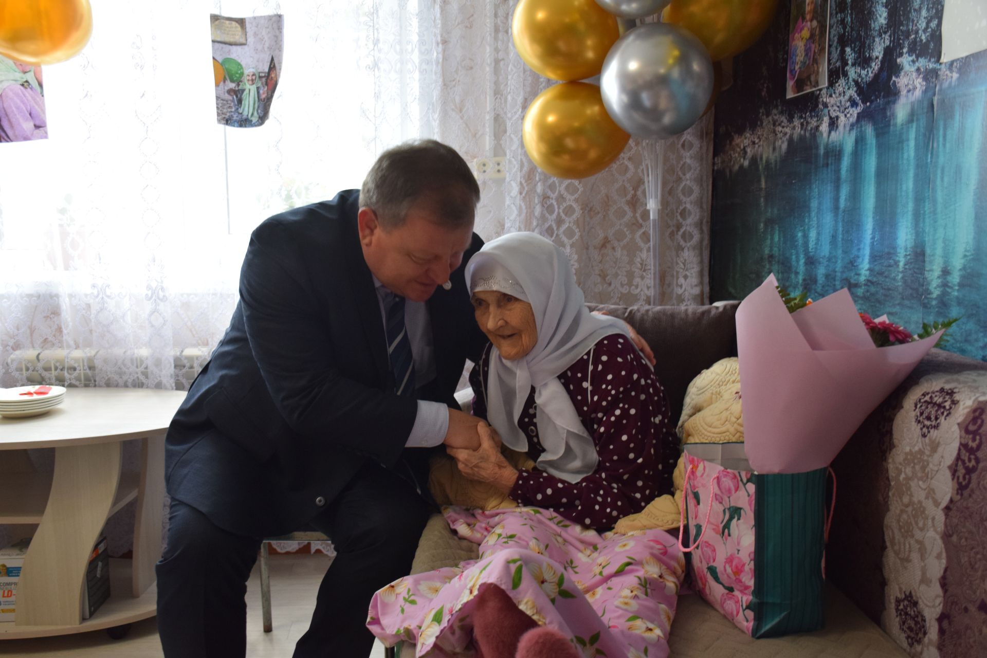 Уважаемая учительница из села Новое Иглайкино Файзя Валиахметовна Губайдуллина отмечает столетний юбилей