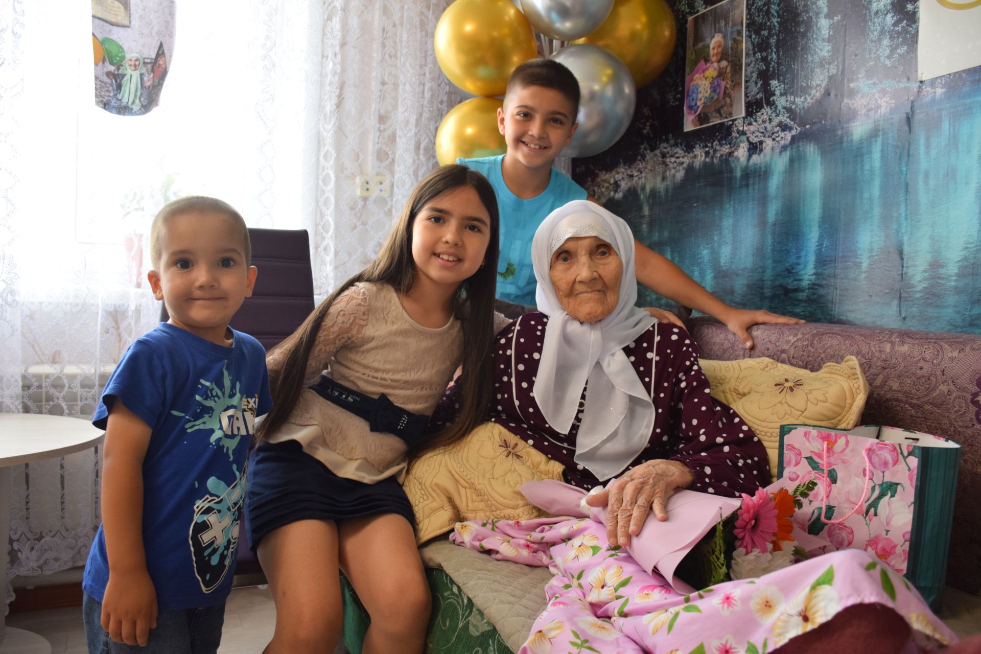 Уважаемая учительница из села Новое Иглайкино Файзя Валиахметовна Губайдуллина отмечает столетний юбилей