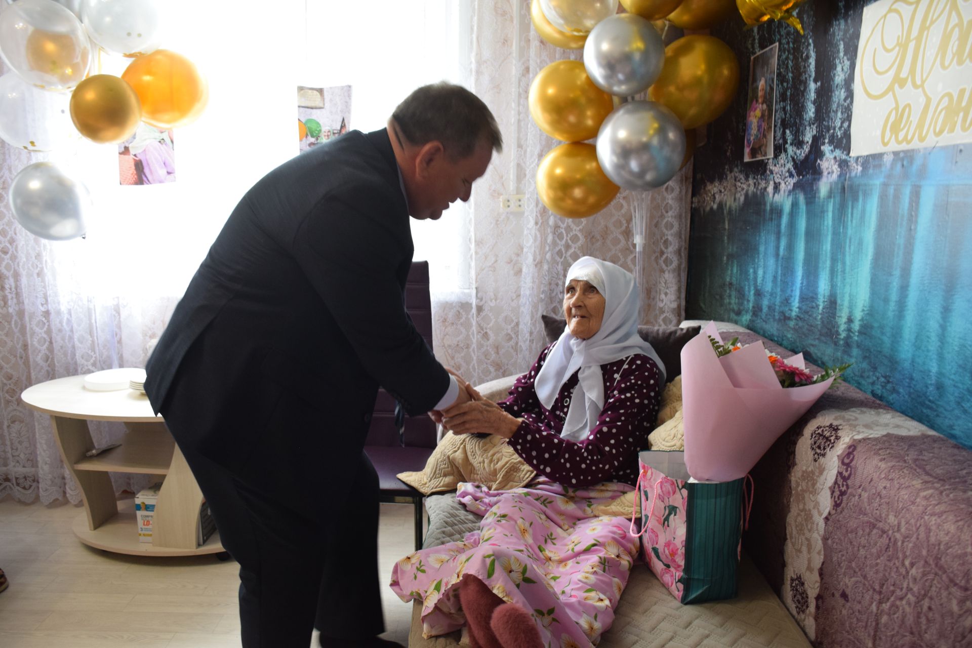 Уважаемая учительница из села Новое Иглайкино Файзя Валиахметовна Губайдуллина отмечает столетний юбилей