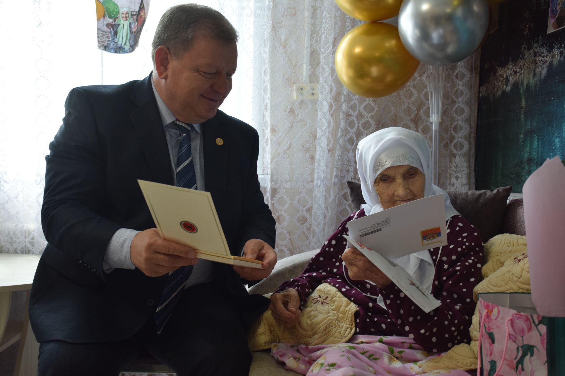 Уважаемая учительница из села Новое Иглайкино Файзя Валиахметовна Губайдуллина отмечает столетний юбилей