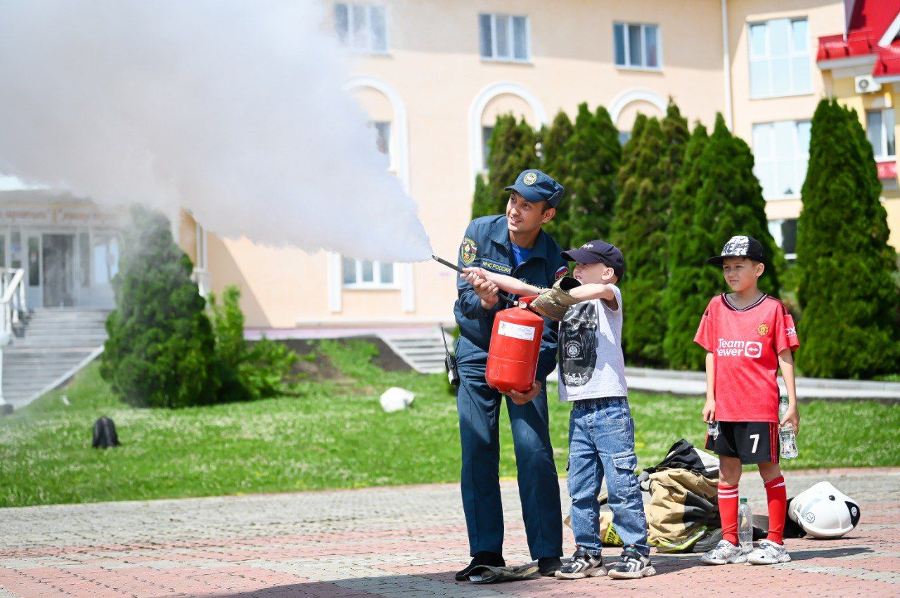 Детский лагерь «Вишнёвая Поляна» встречает героев: день с пожарными ПЧ-73