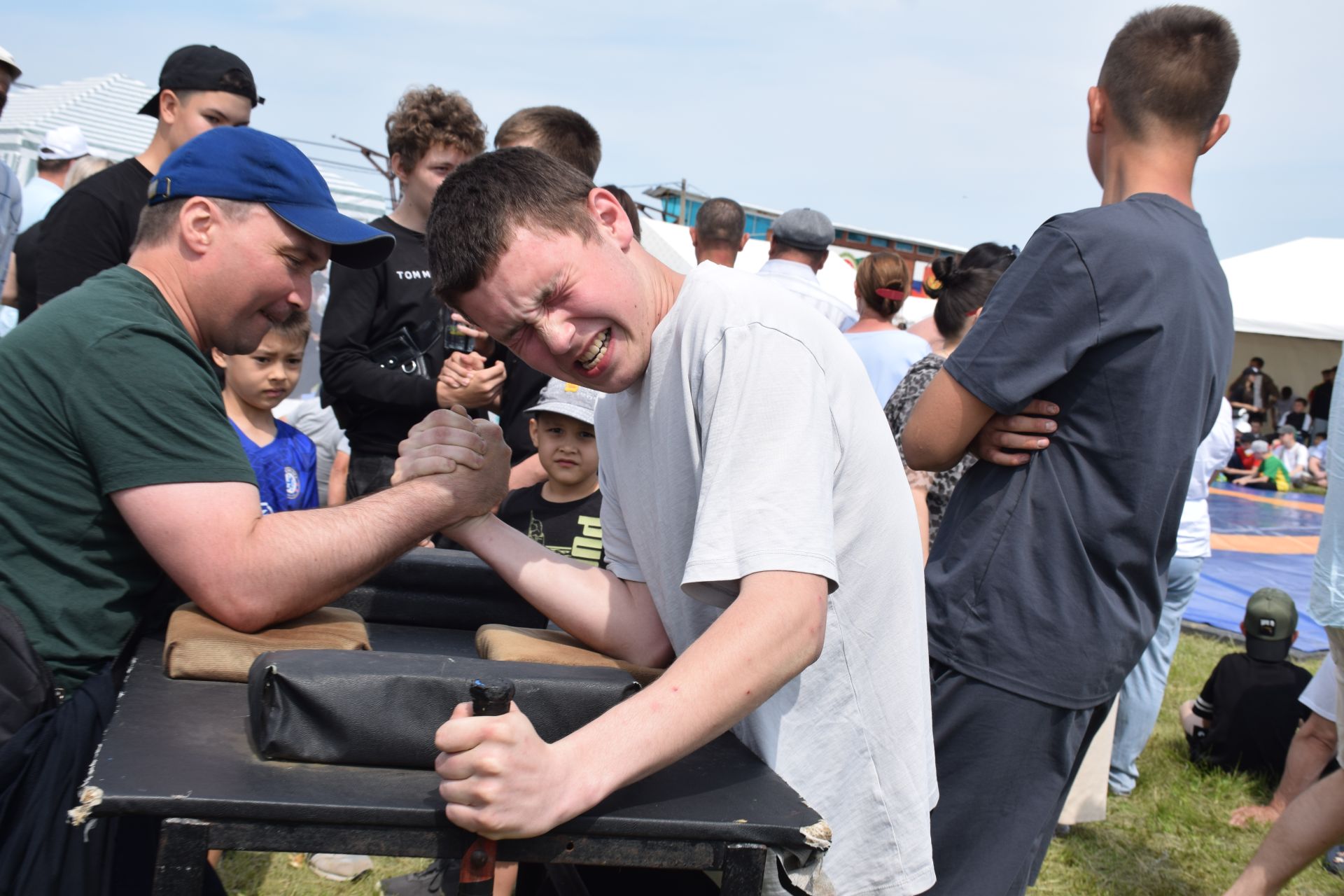 Захит Зядитов из Нового Иглайкина покорил 12-метровый шест на Сабантуе в Нурлате