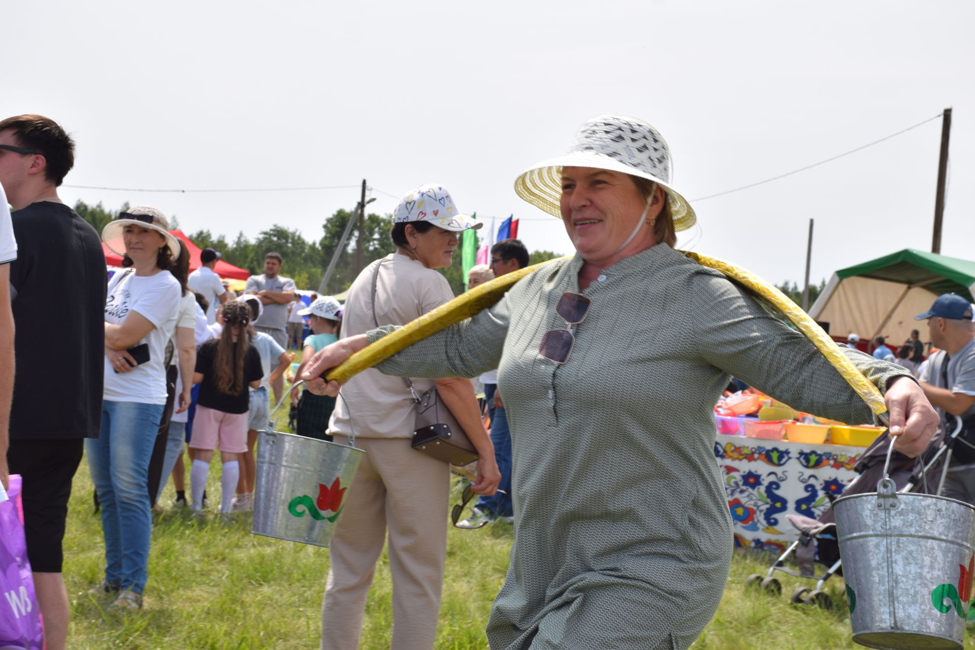 Захит Зядитов из Нового Иглайкина покорил 12-метровый шест на Сабантуе в Нурлате