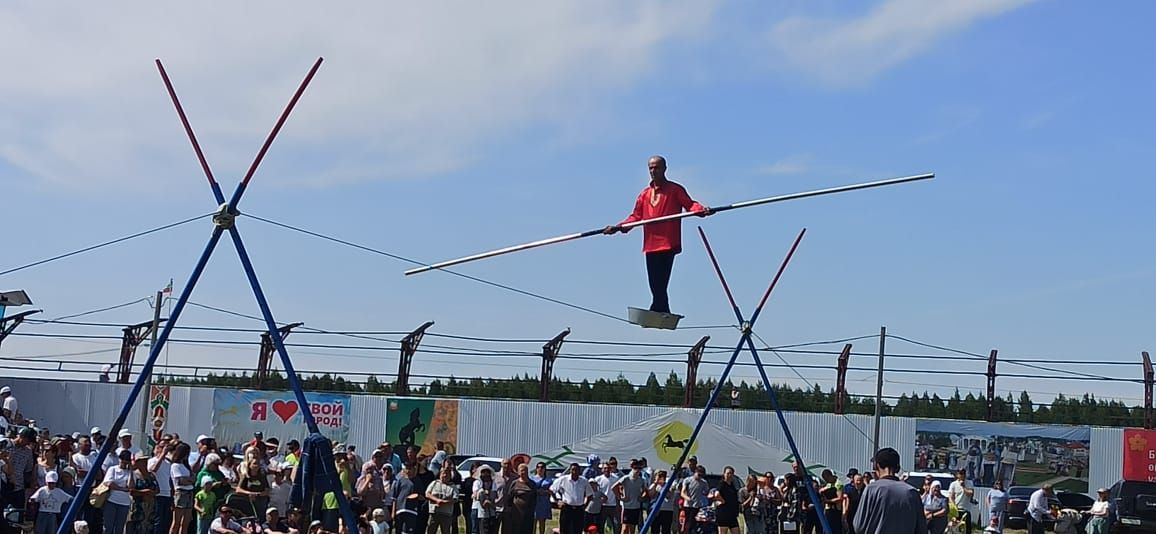 Захит Зядитов из Нового Иглайкина покорил 12-метровый шест на Сабантуе в Нурлате