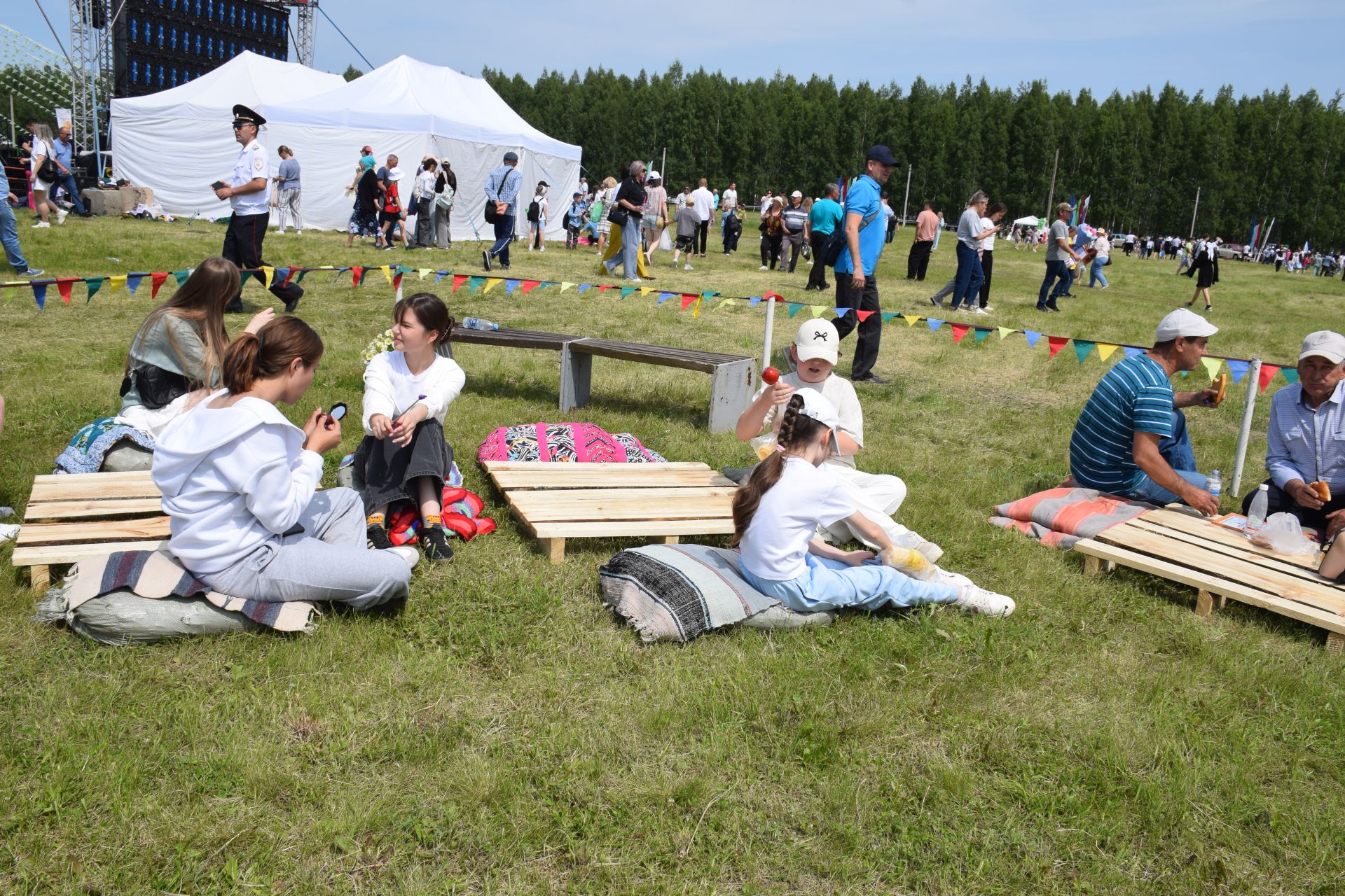 Захит Зядитов из Нового Иглайкина покорил 12-метровый шест на Сабантуе в Нурлате