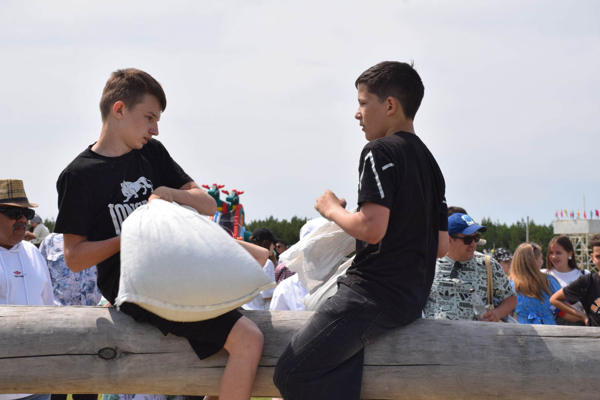 Захит Зядитов из Нового Иглайкина покорил 12-метровый шест на Сабантуе в Нурлате