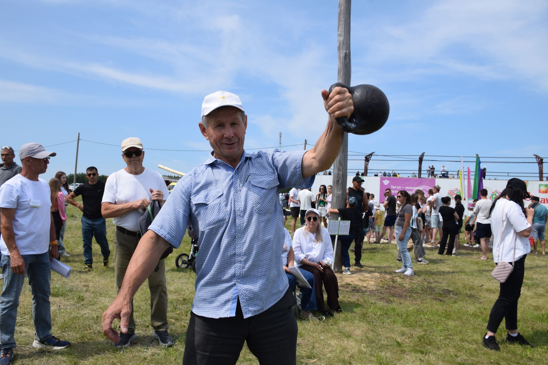 Захит Зядитов из Нового Иглайкина покорил 12-метровый шест на Сабантуе в Нурлате