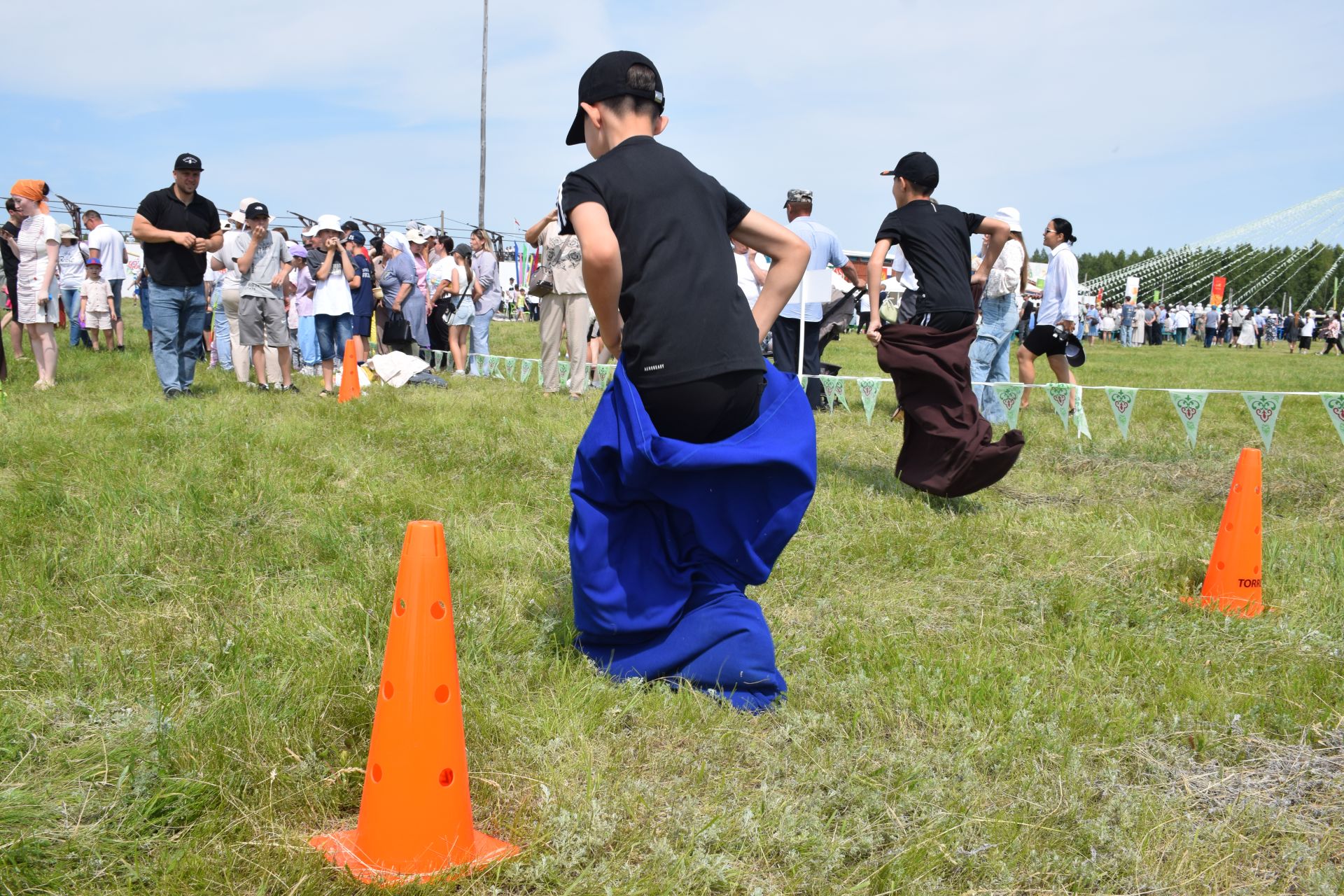 Захит Зядитов из Нового Иглайкина покорил 12-метровый шест на Сабантуе в Нурлате