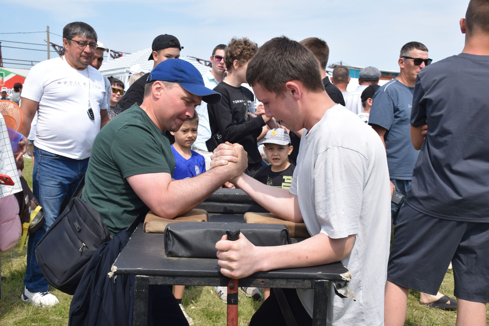 Захит Зядитов из Нового Иглайкина покорил 12-метровый шест на Сабантуе в Нурлате