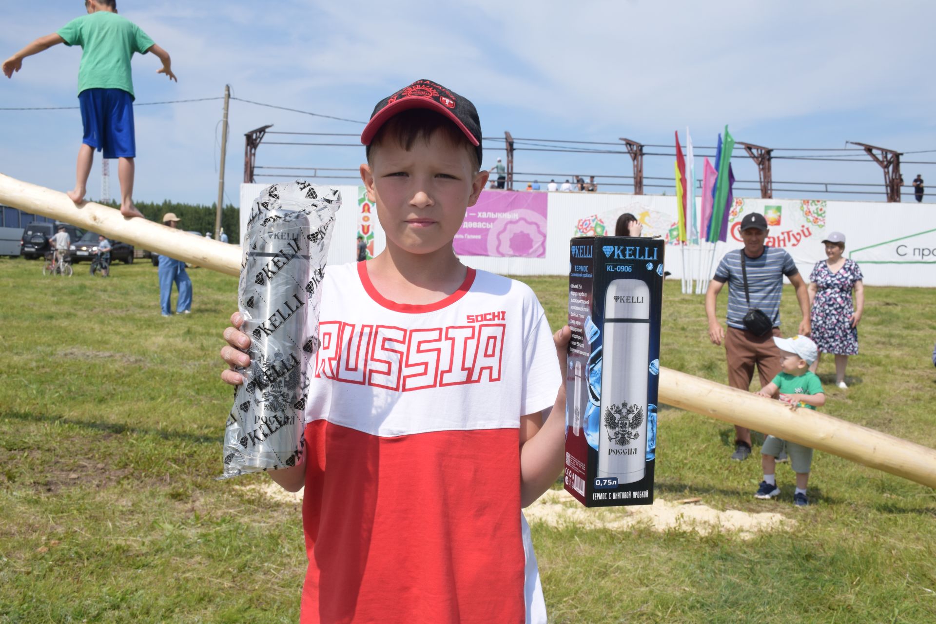 Захит Зядитов из Нового Иглайкина покорил 12-метровый шест на Сабантуе в Нурлате