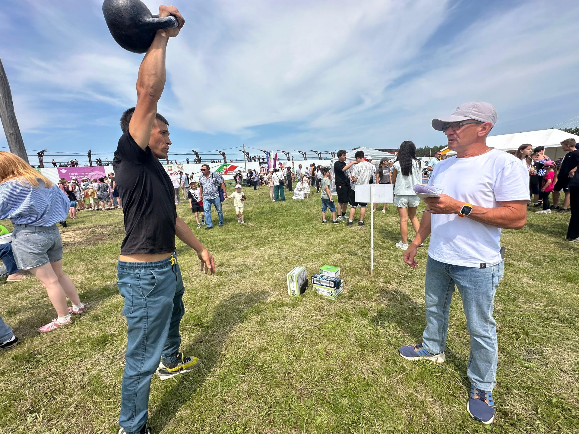 Захит Зядитов из Нового Иглайкина покорил 12-метровый шест на Сабантуе в Нурлате