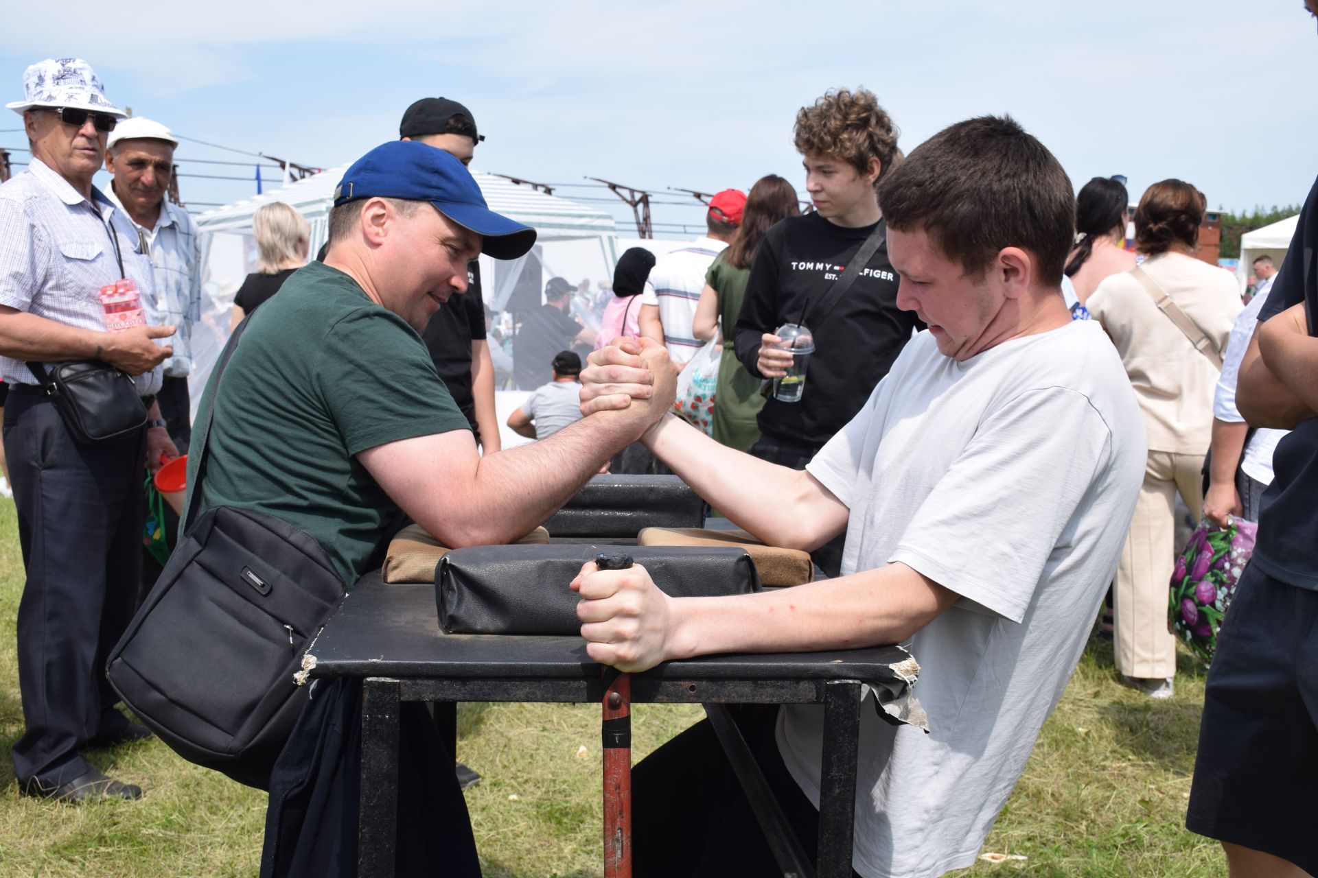 Захит Зядитов из Нового Иглайкина покорил 12-метровый шест на Сабантуе в Нурлате