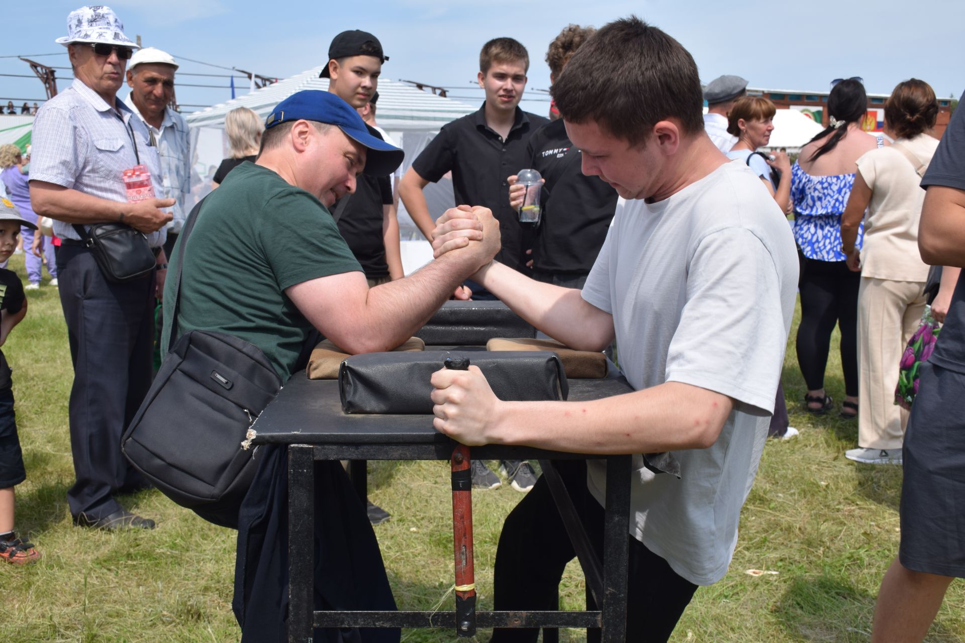 Захит Зядитов из Нового Иглайкина покорил 12-метровый шест на Сабантуе в Нурлате