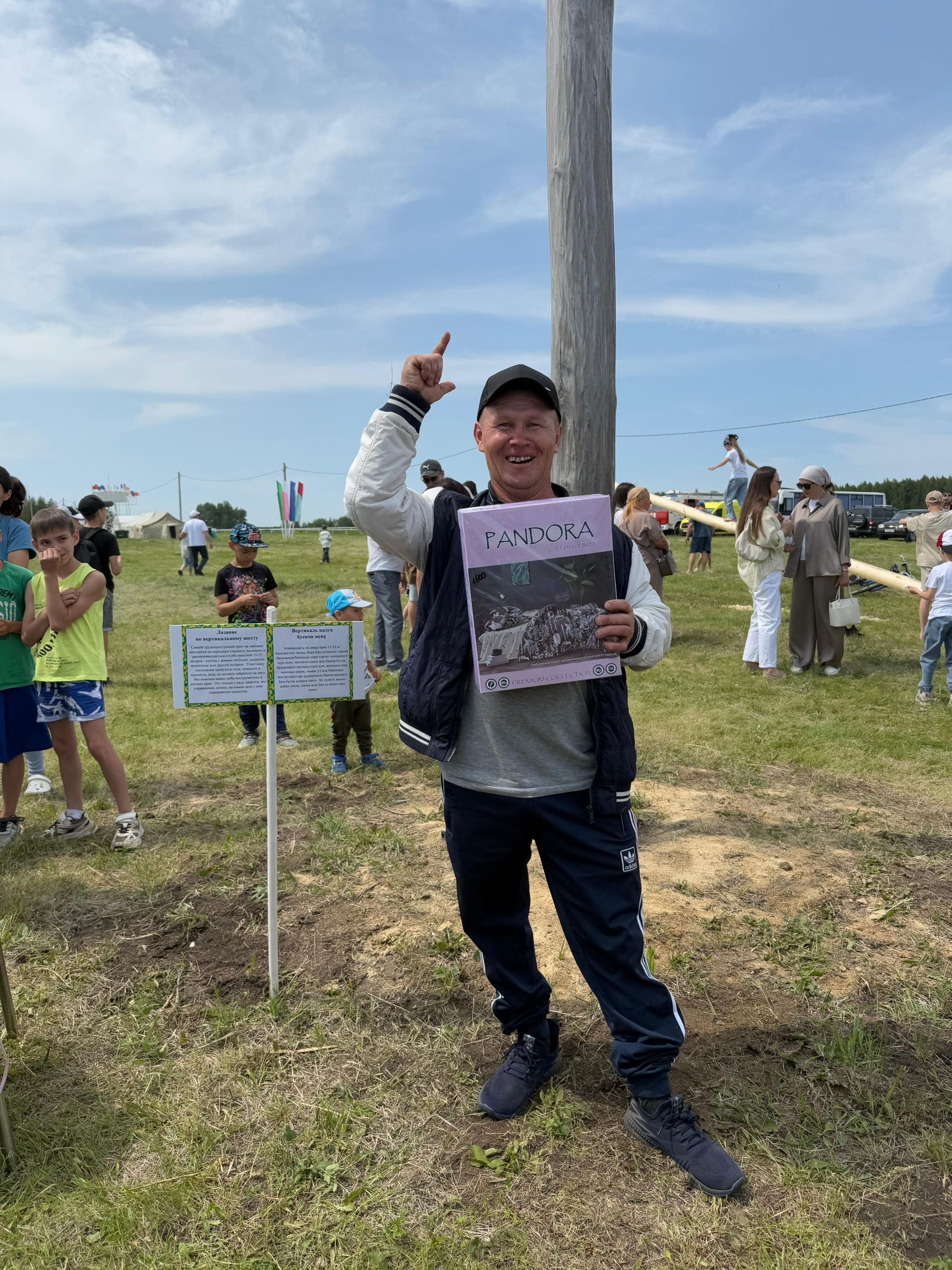 Захит Зядитов из Нового Иглайкина покорил 12-метровый шест на Сабантуе в Нурлате