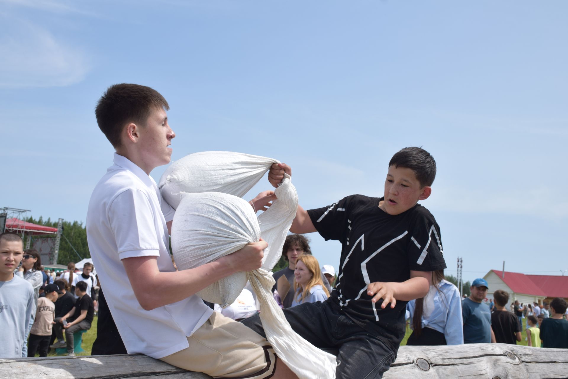 Захит Зядитов из Нового Иглайкина покорил 12-метровый шест на Сабантуе в Нурлате