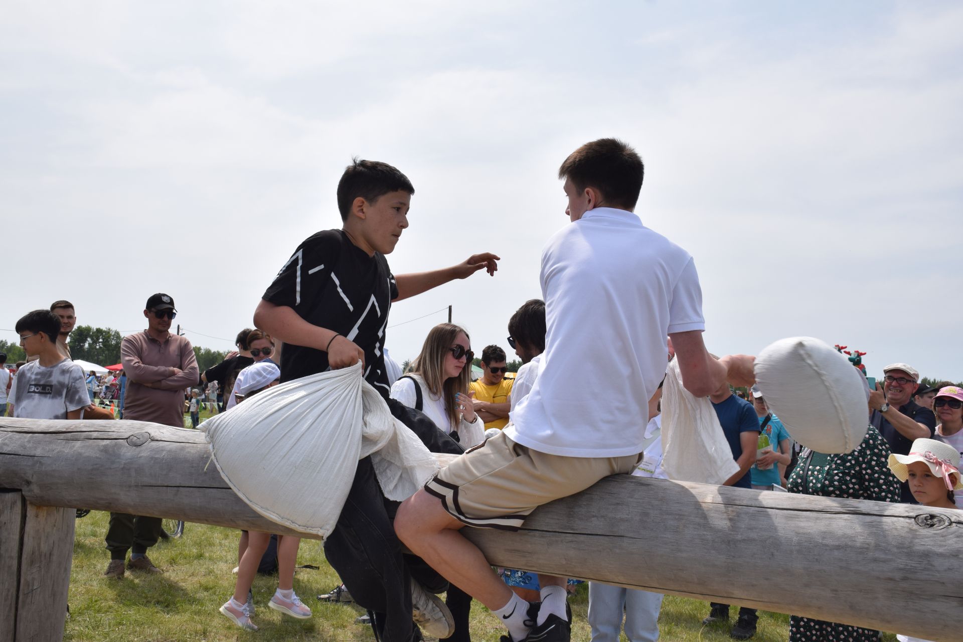 Захит Зядитов из Нового Иглайкина покорил 12-метровый шест на Сабантуе в Нурлате