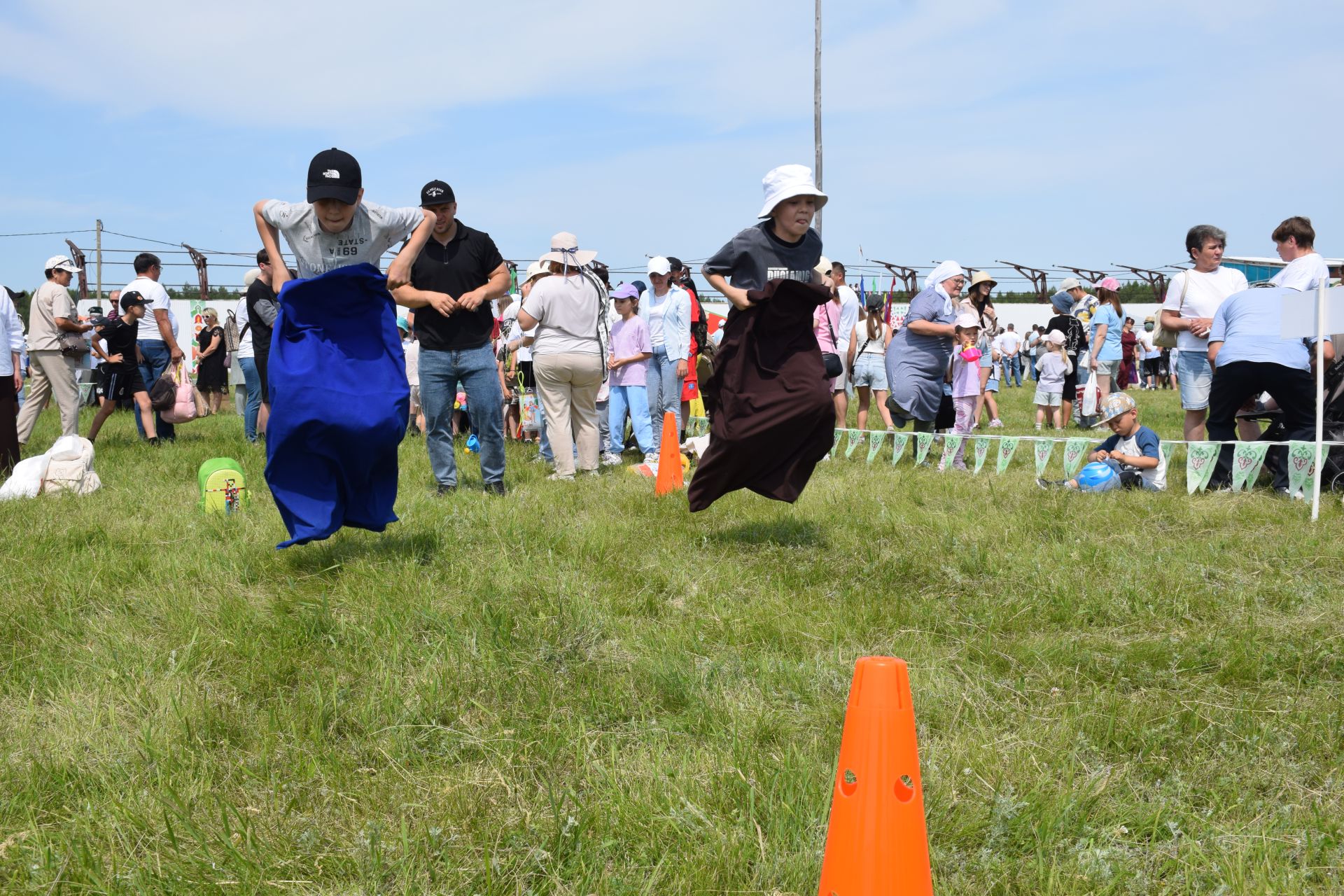 Захит Зядитов из Нового Иглайкина покорил 12-метровый шест на Сабантуе в Нурлате