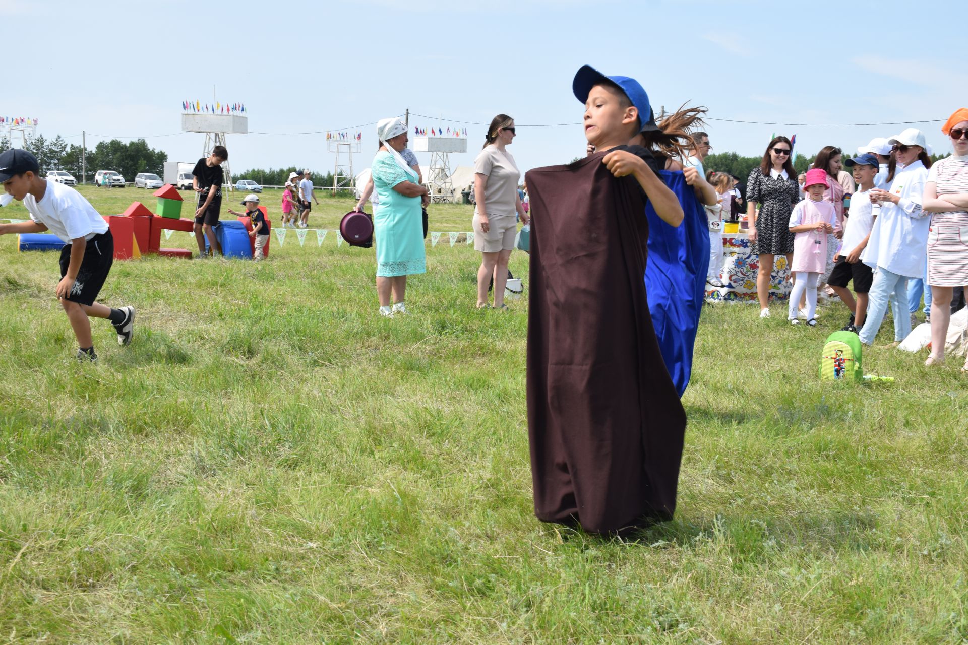 Захит Зядитов из Нового Иглайкина покорил 12-метровый шест на Сабантуе в Нурлате