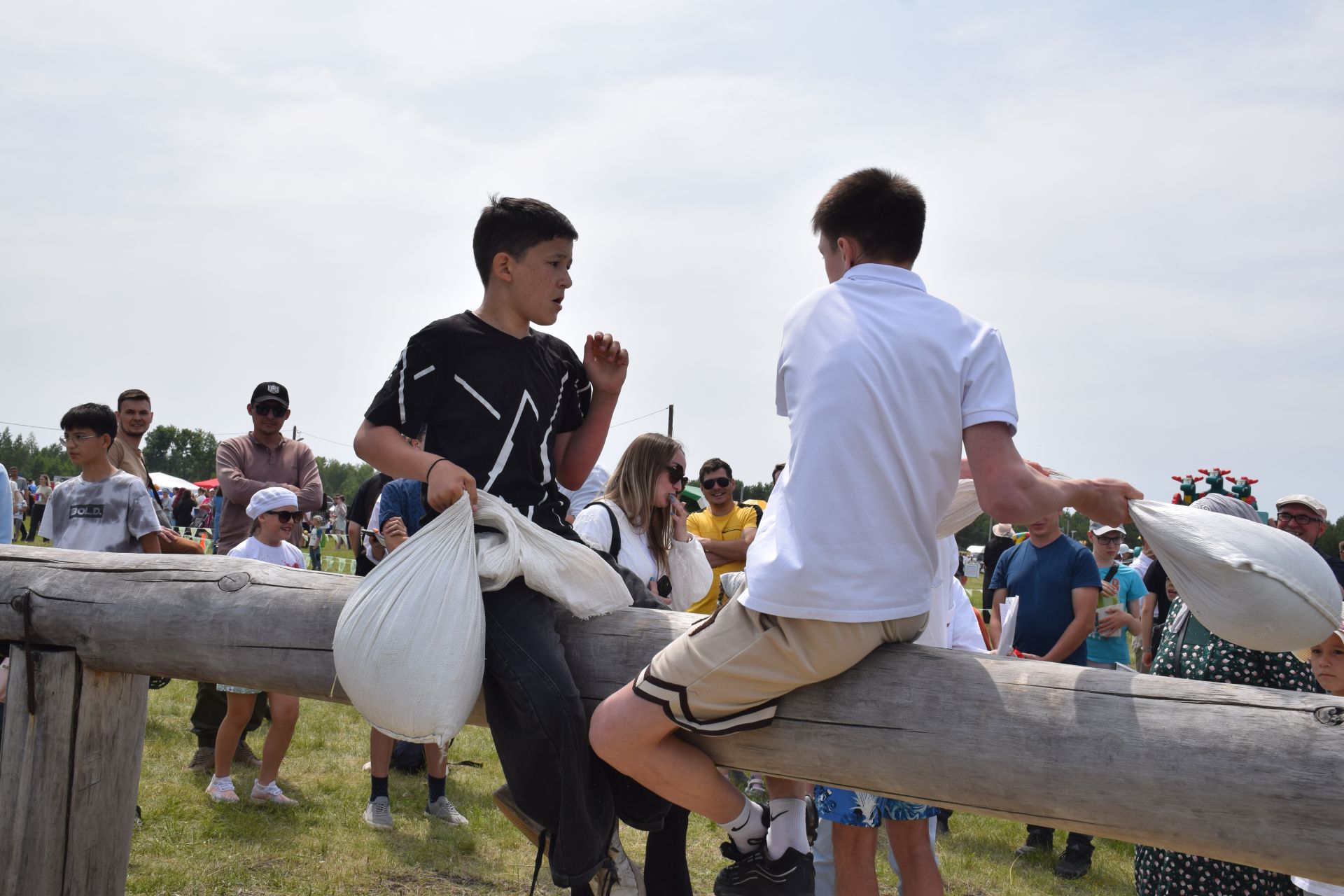 Захит Зядитов из Нового Иглайкина покорил 12-метровый шест на Сабантуе в Нурлате