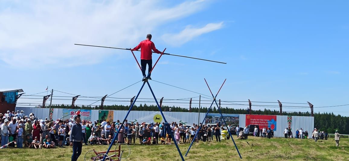 Захит Зядитов из Нового Иглайкина покорил 12-метровый шест на Сабантуе в Нурлате