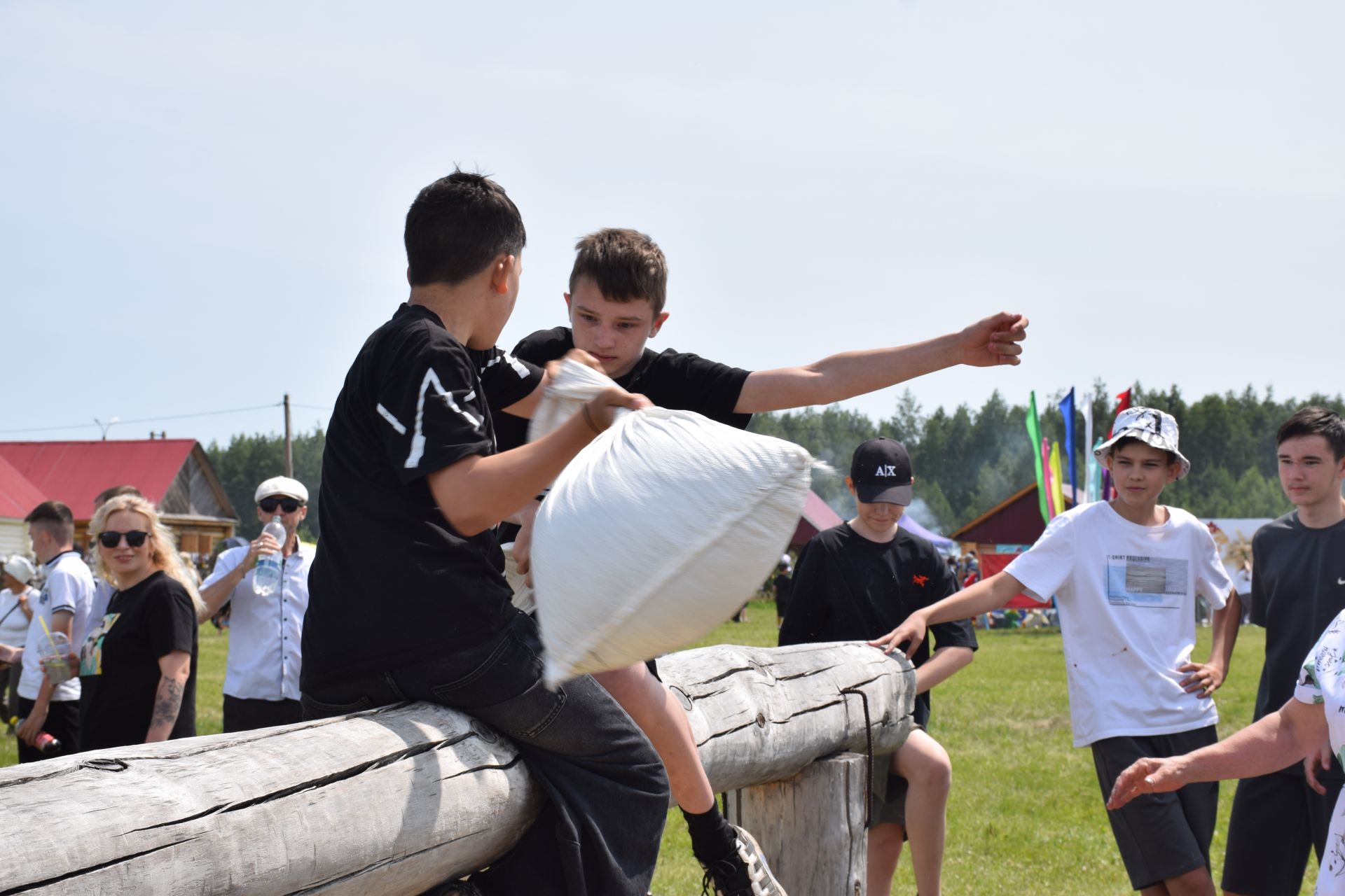 Захит Зядитов из Нового Иглайкина покорил 12-метровый шест на Сабантуе в Нурлате