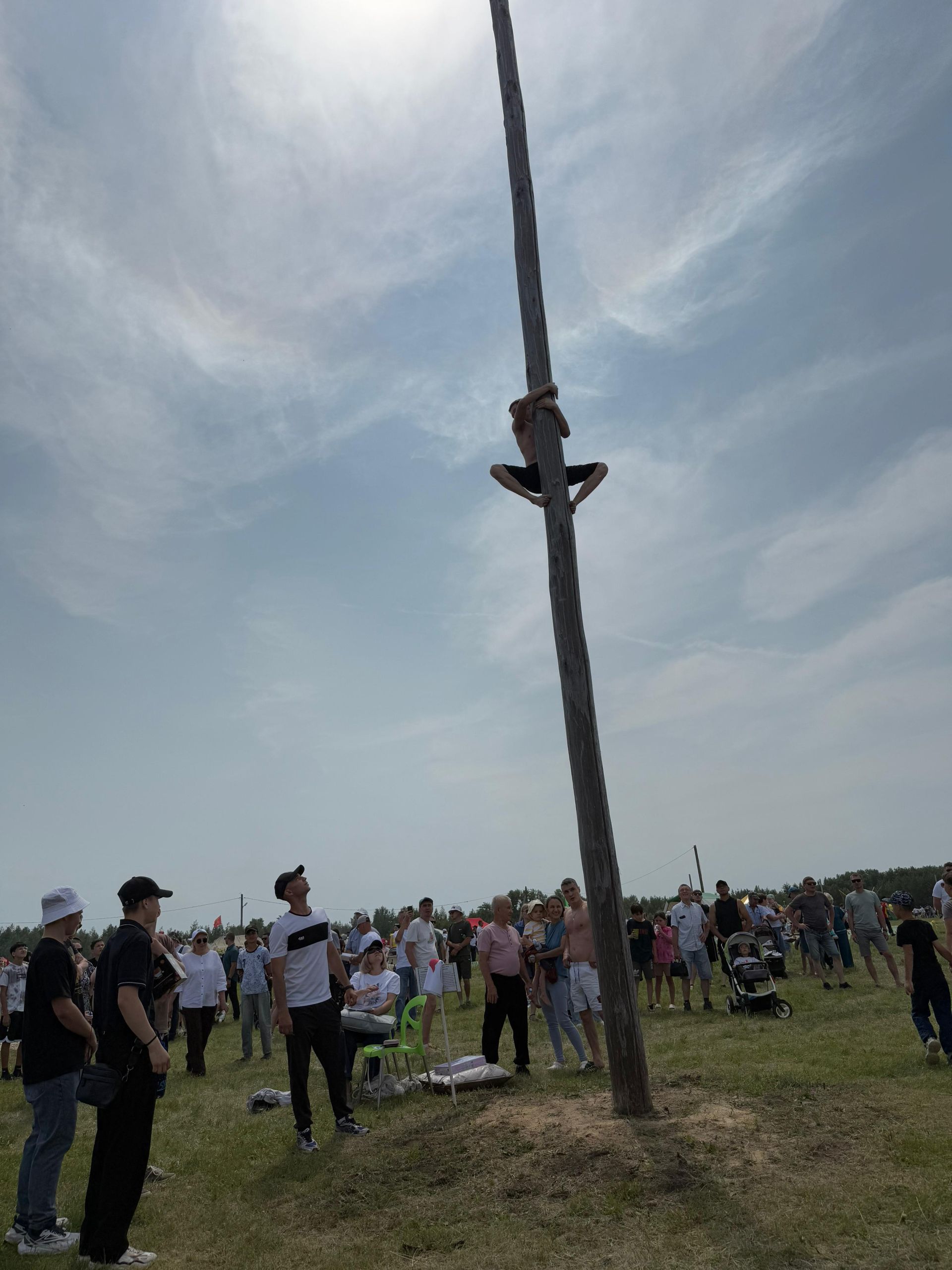 Захит Зядитов из Нового Иглайкина покорил 12-метровый шест на Сабантуе в Нурлате