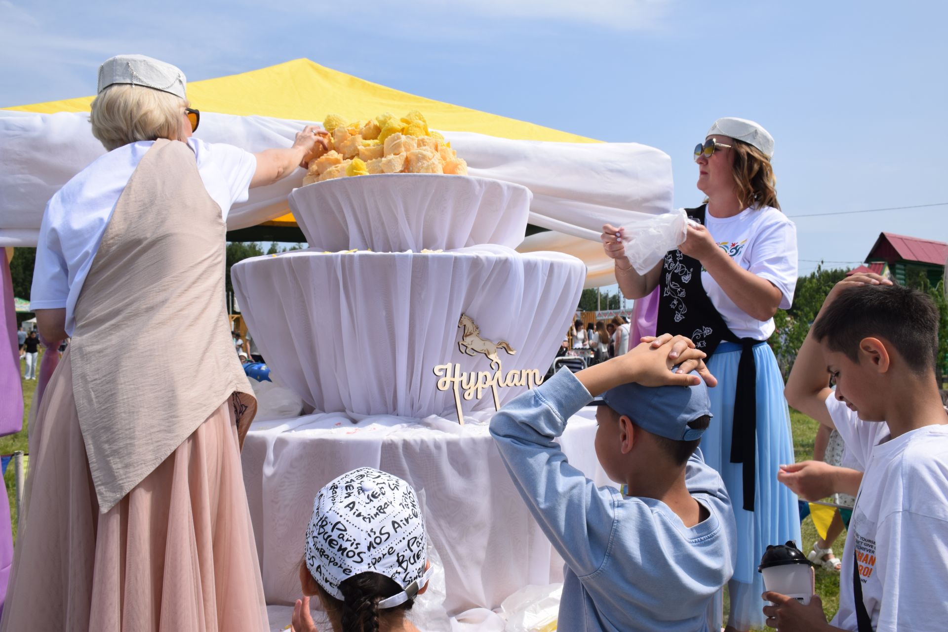 Захит Зядитов из Нового Иглайкина покорил 12-метровый шест на Сабантуе в Нурлате