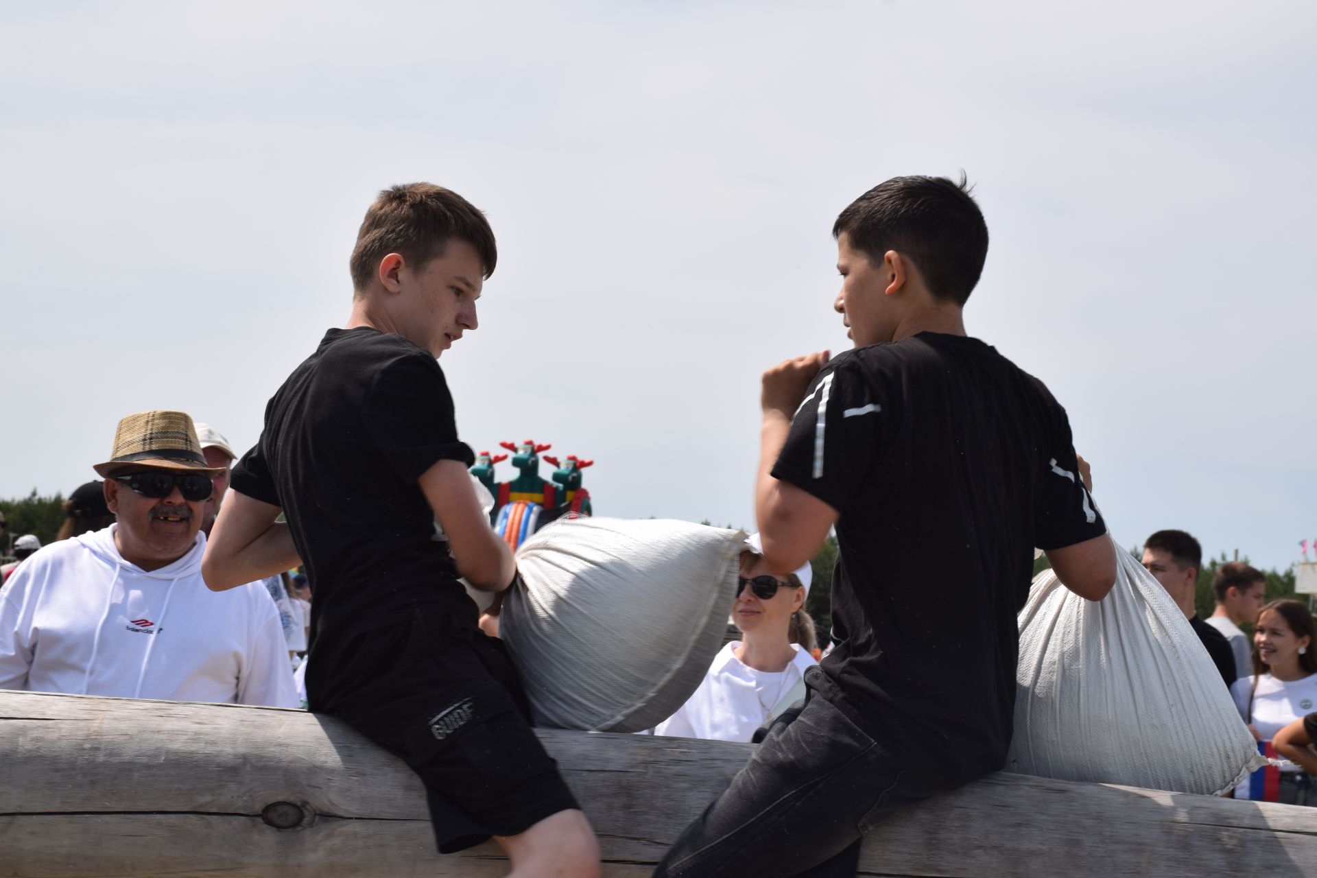 Захит Зядитов из Нового Иглайкина покорил 12-метровый шест на Сабантуе в Нурлате