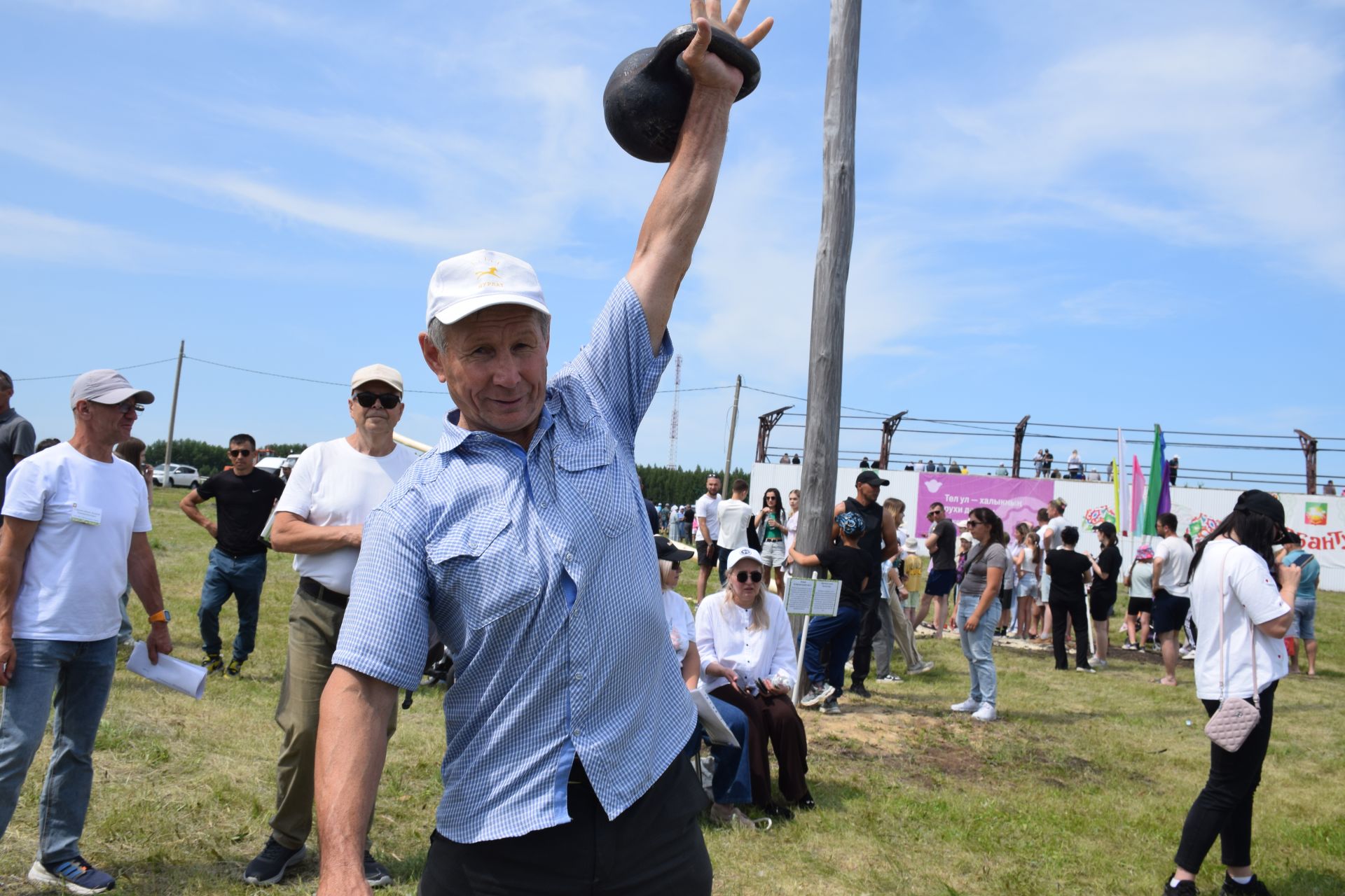 Захит Зядитов из Нового Иглайкина покорил 12-метровый шест на Сабантуе в Нурлате