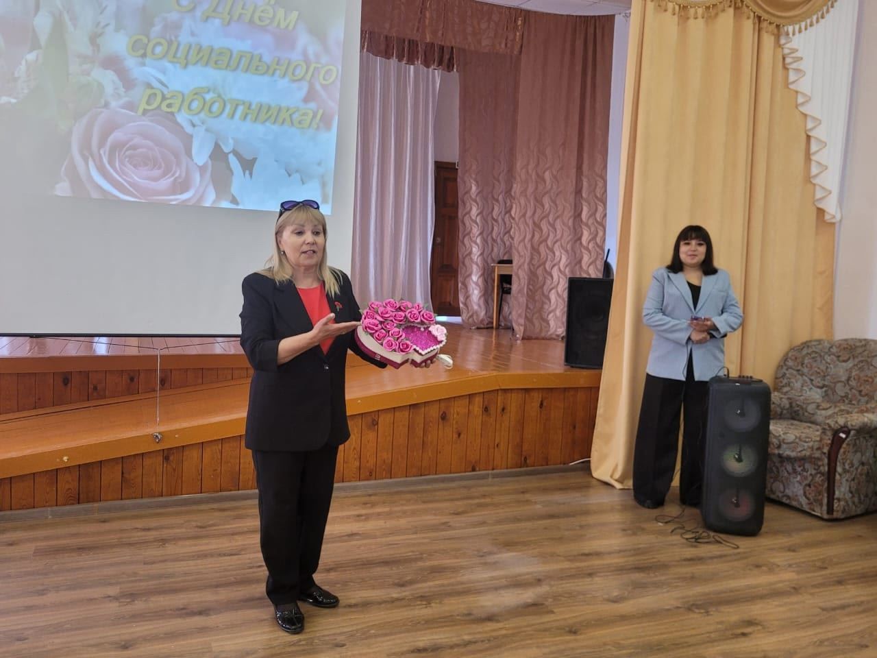 Теплая встреча в Нурлатском доме-интернате: Дом дружбы народов поздравил социальных работников