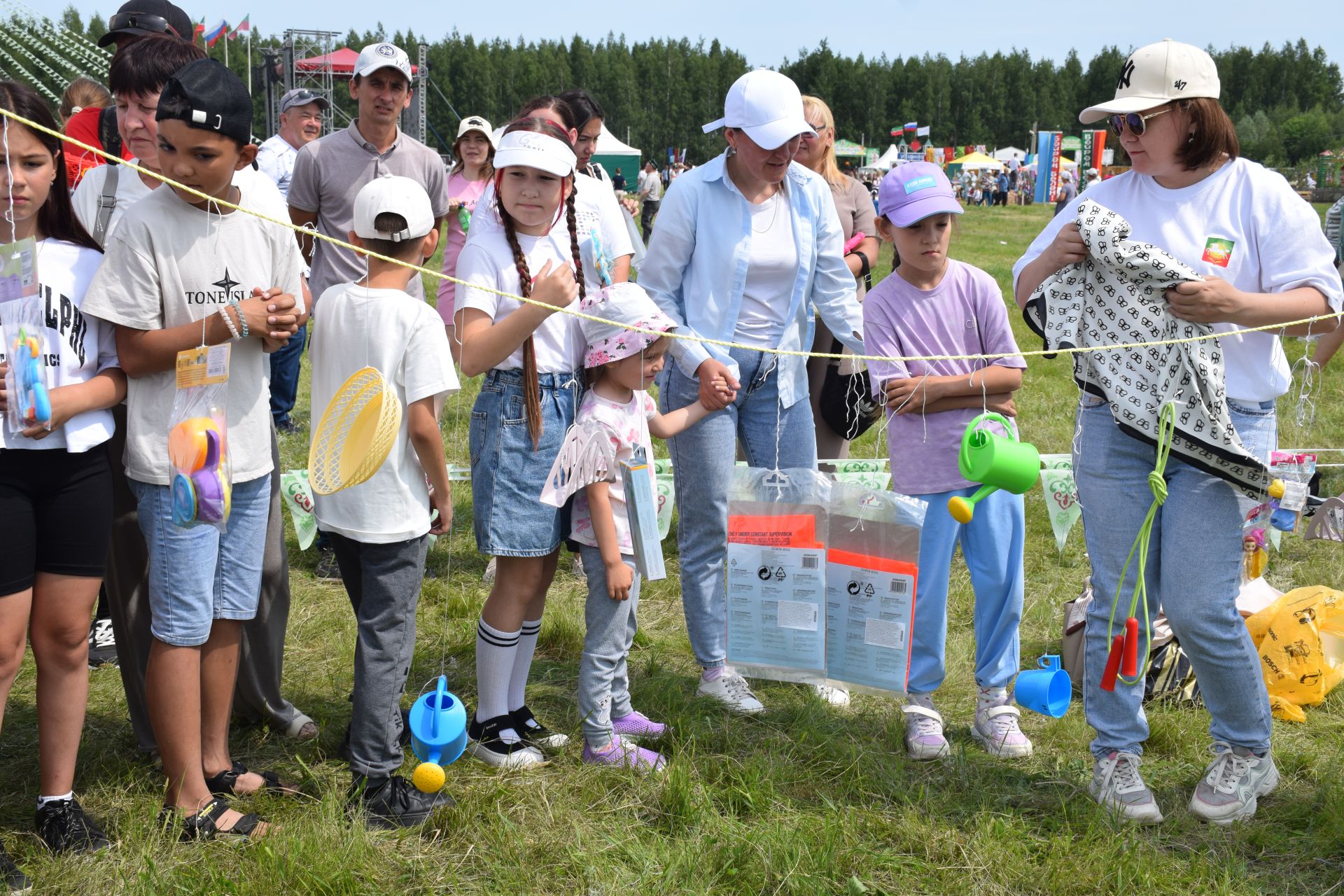Захит Зядитов из Нового Иглайкина покорил 12-метровый шест на Сабантуе в Нурлате