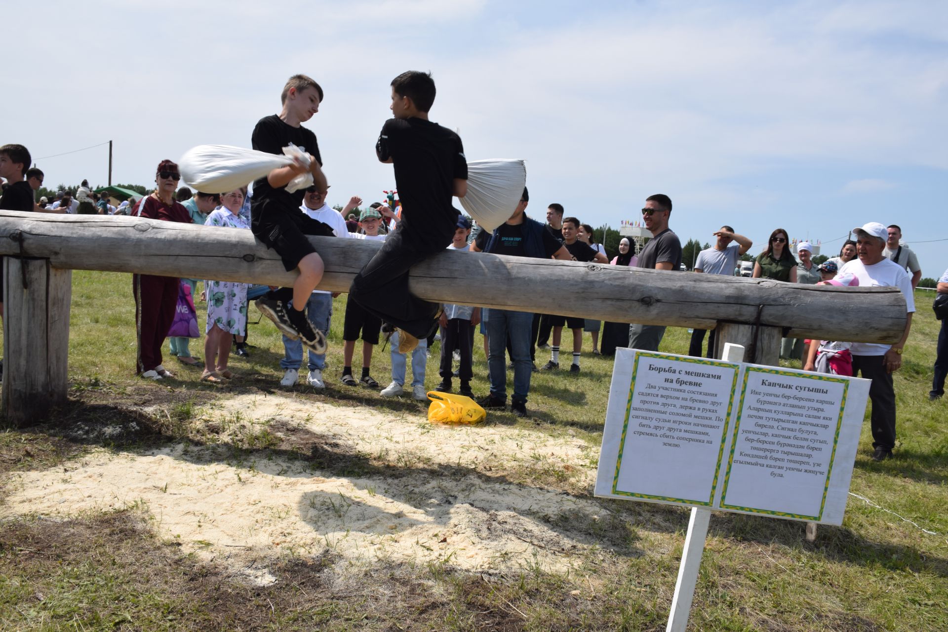 Захит Зядитов из Нового Иглайкина покорил 12-метровый шест на Сабантуе в Нурлате