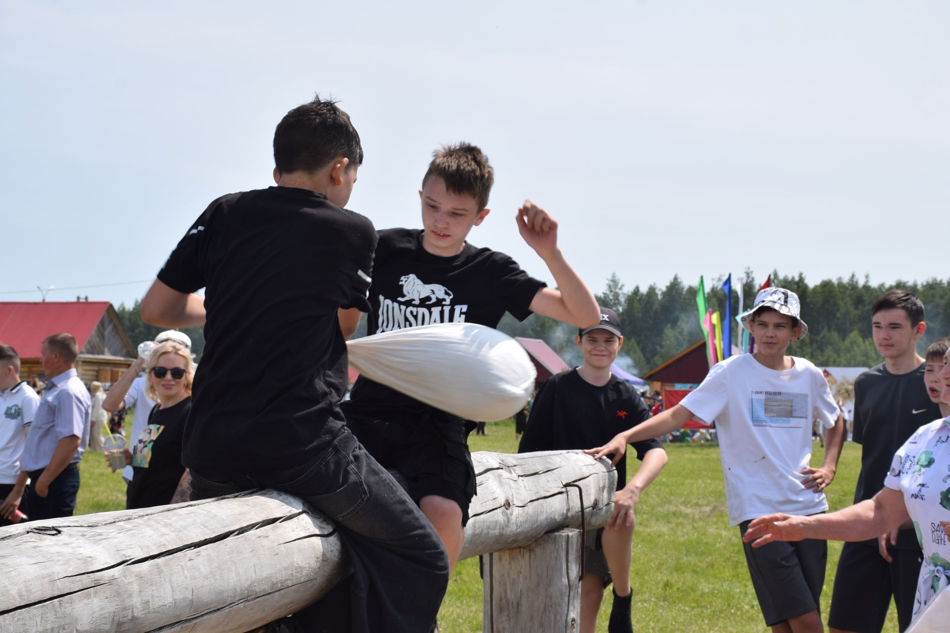 Захит Зядитов из Нового Иглайкина покорил 12-метровый шест на Сабантуе в Нурлате