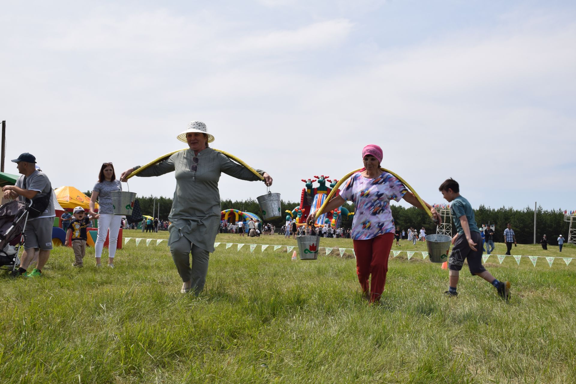 Захит Зядитов из Нового Иглайкина покорил 12-метровый шест на Сабантуе в Нурлате