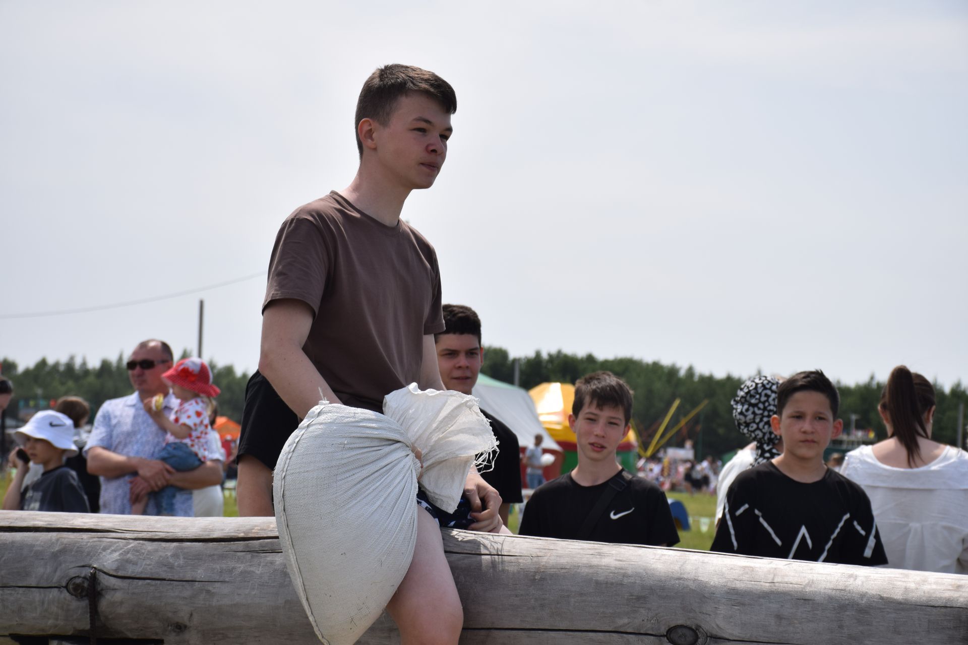 Захит Зядитов из Нового Иглайкина покорил 12-метровый шест на Сабантуе в Нурлате