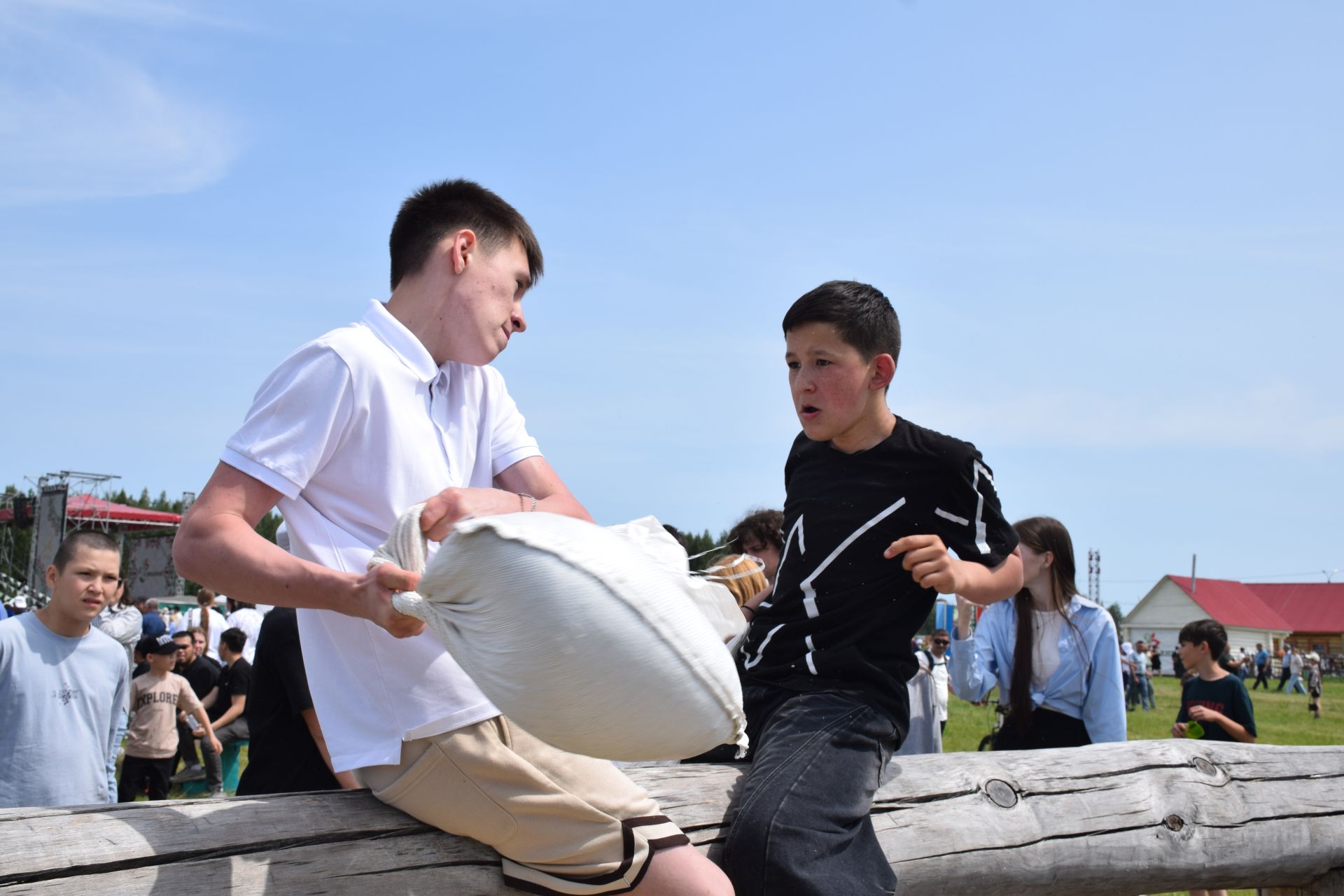 Захит Зядитов из Нового Иглайкина покорил 12-метровый шест на Сабантуе в Нурлате