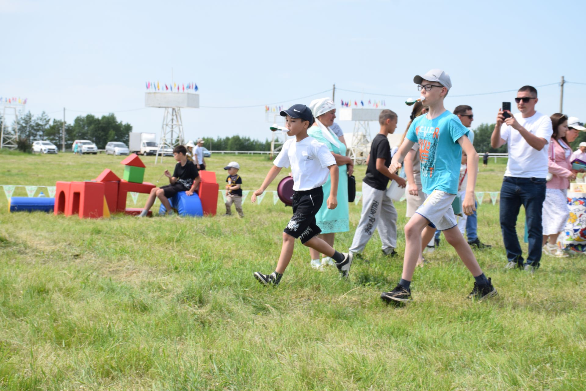 Захит Зядитов из Нового Иглайкина покорил 12-метровый шест на Сабантуе в Нурлате