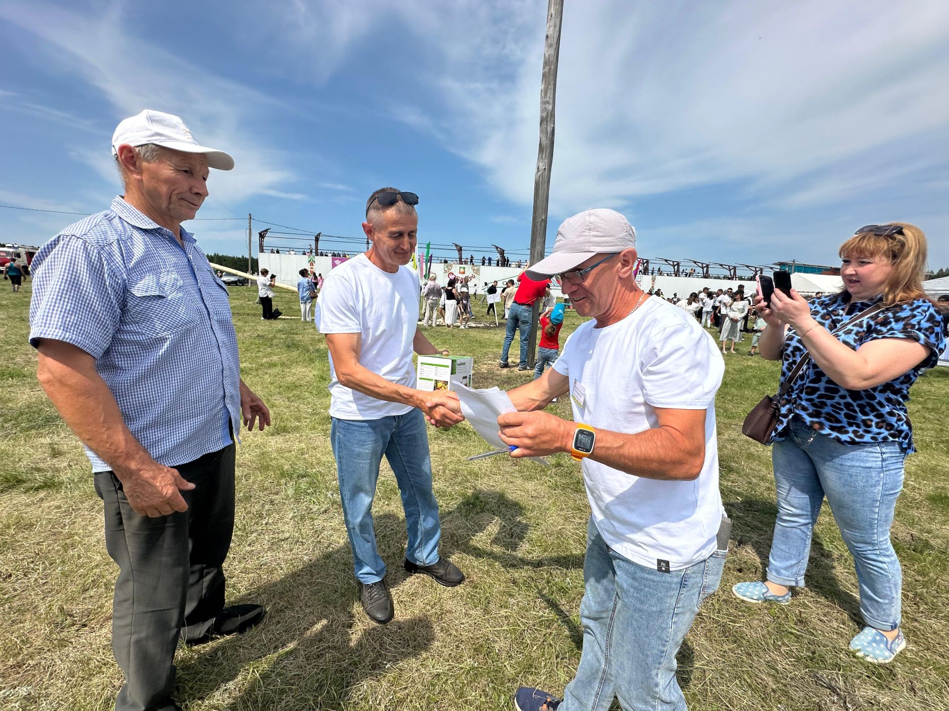 Захит Зядитов из Нового Иглайкина покорил 12-метровый шест на Сабантуе в Нурлате