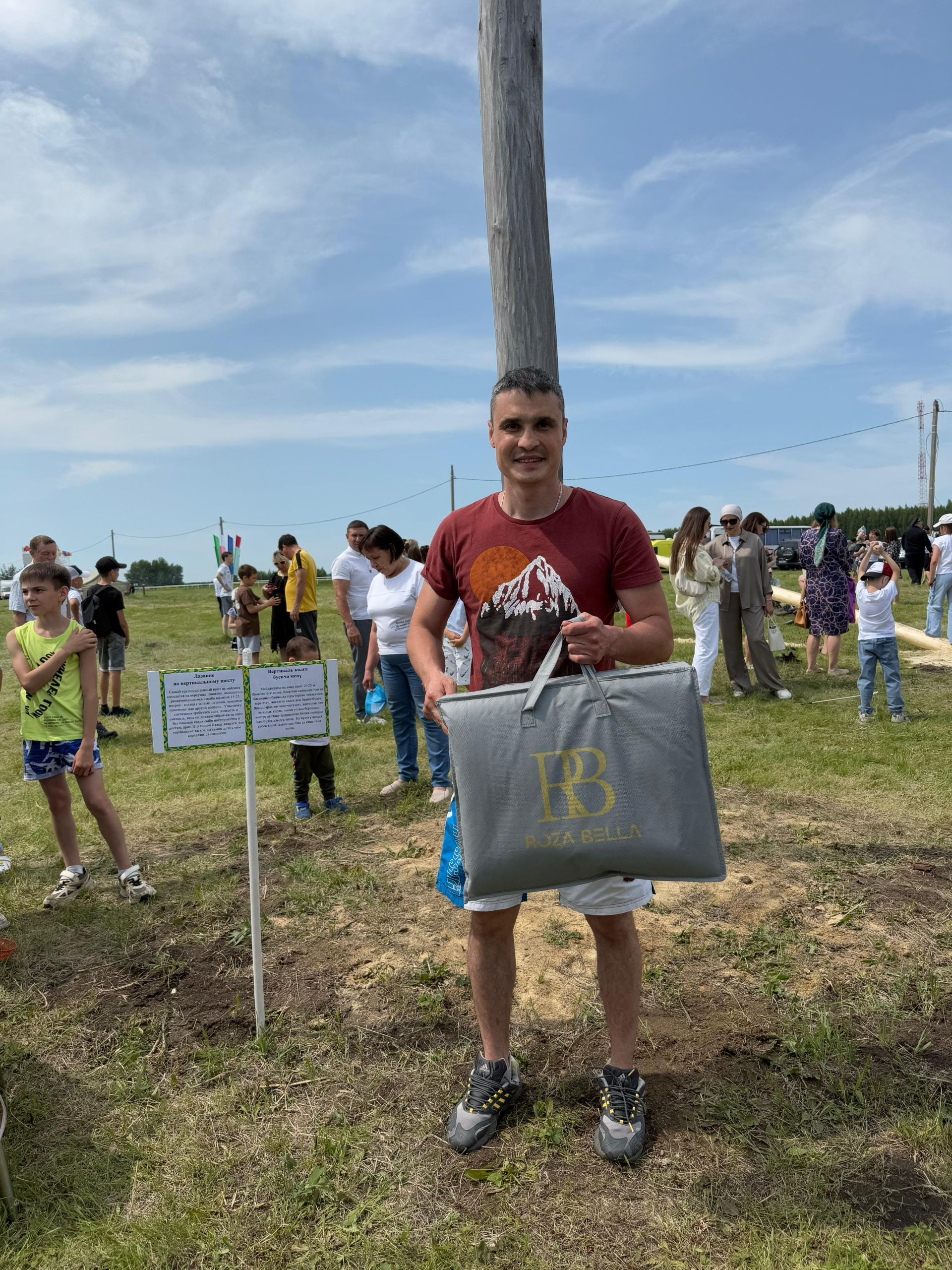 Захит Зядитов из Нового Иглайкина покорил 12-метровый шест на Сабантуе в Нурлате
