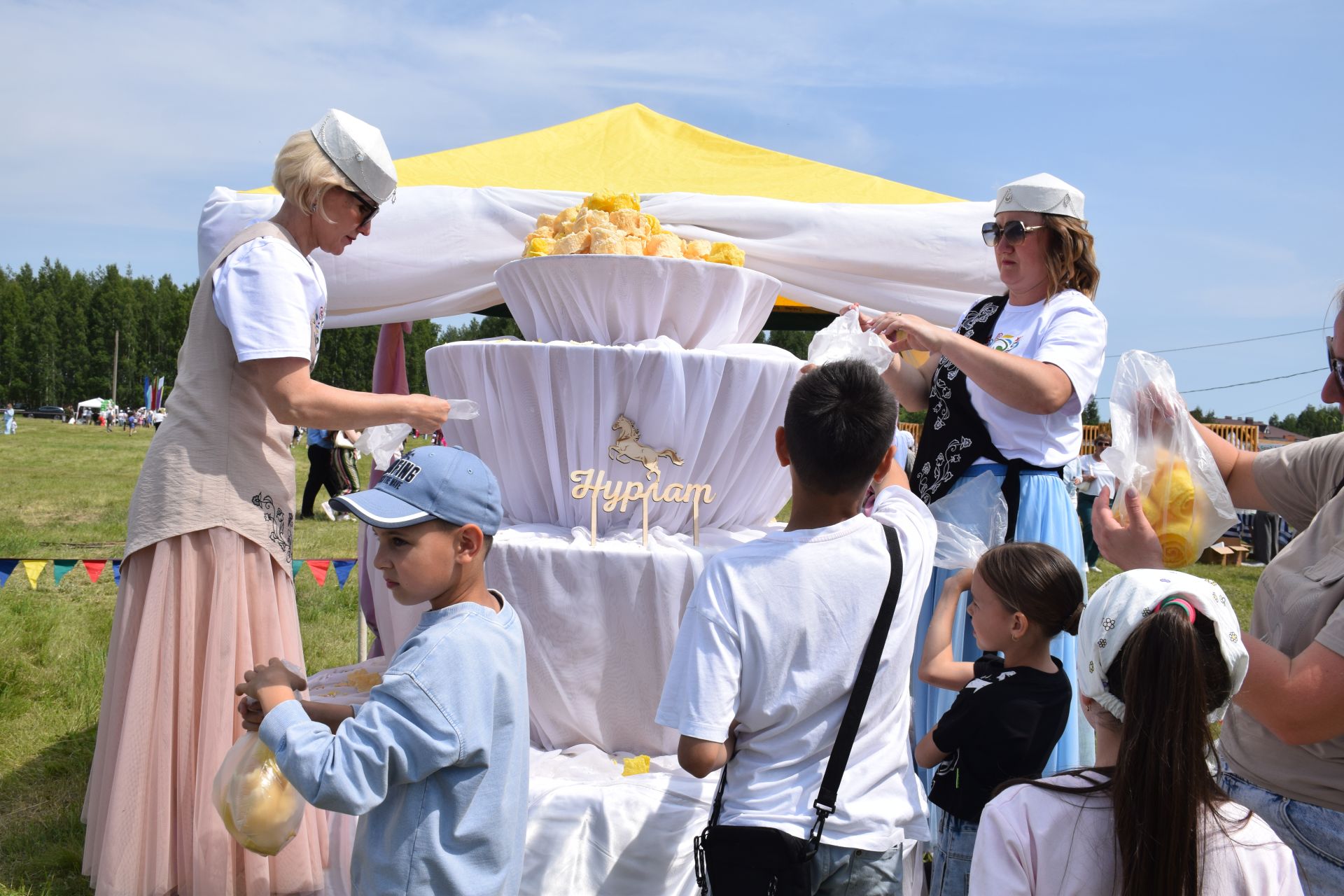 Захит Зядитов из Нового Иглайкина покорил 12-метровый шест на Сабантуе в Нурлате