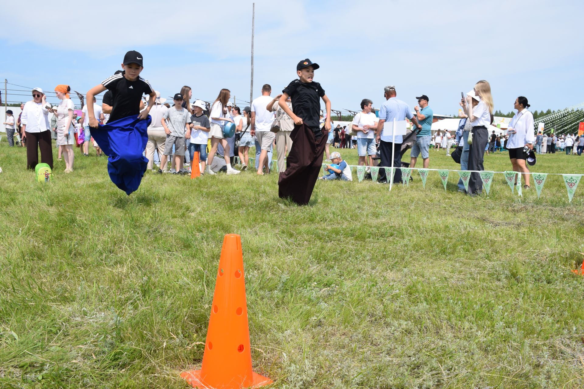 Захит Зядитов из Нового Иглайкина покорил 12-метровый шест на Сабантуе в Нурлате