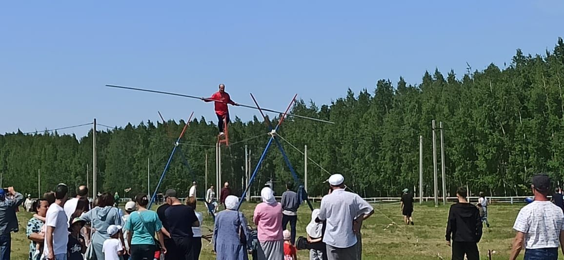 Захит Зядитов из Нового Иглайкина покорил 12-метровый шест на Сабантуе в Нурлате