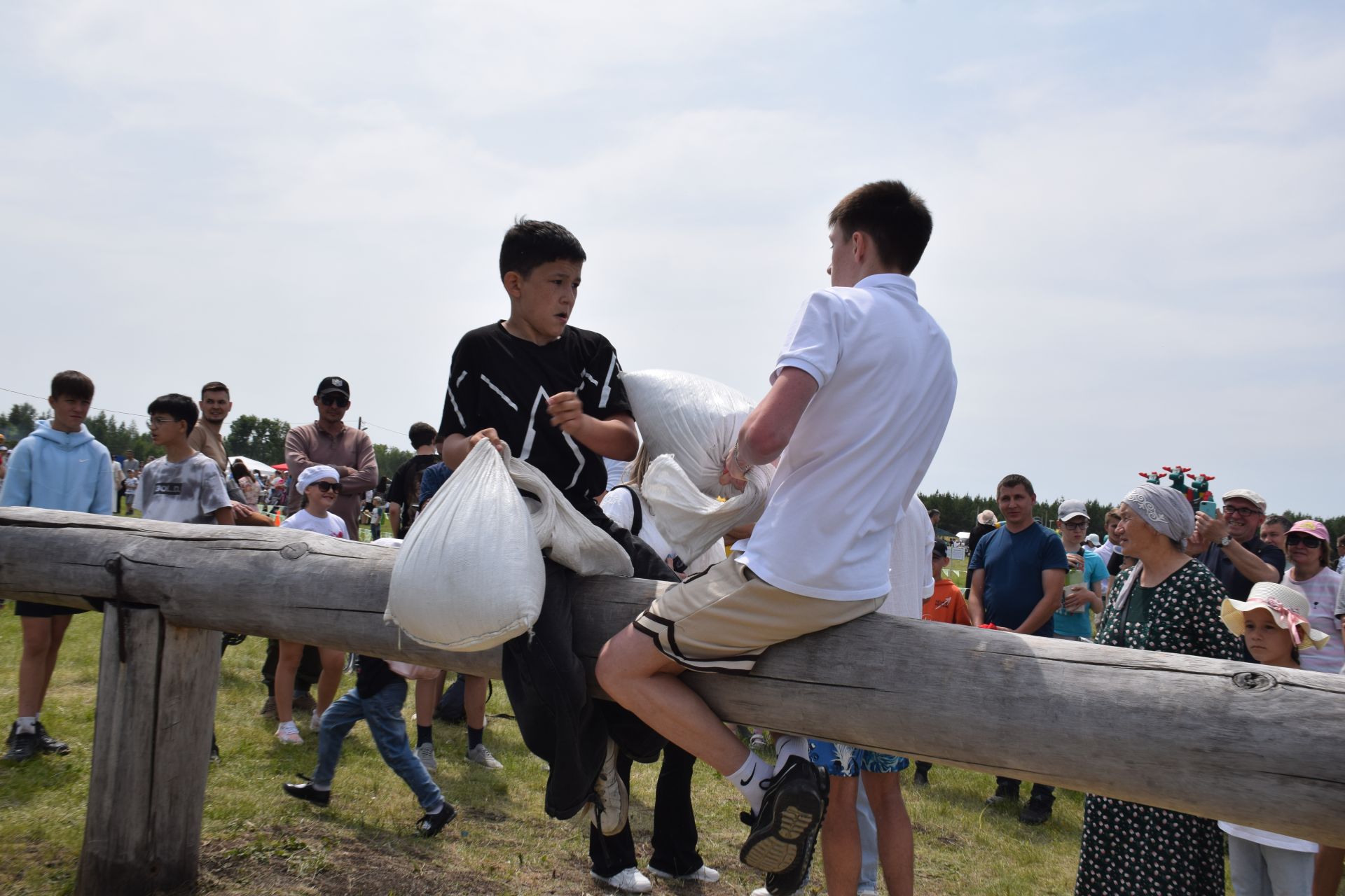 Захит Зядитов из Нового Иглайкина покорил 12-метровый шест на Сабантуе в Нурлате