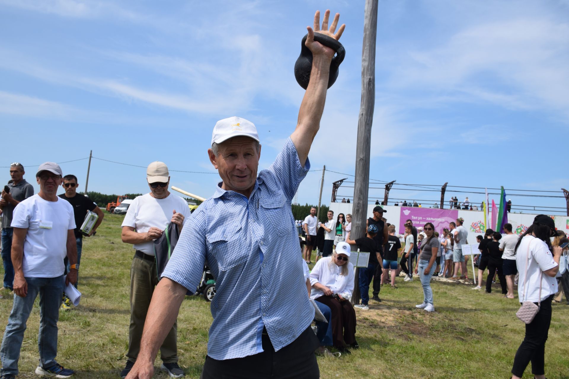 Захит Зядитов из Нового Иглайкина покорил 12-метровый шест на Сабантуе в Нурлате