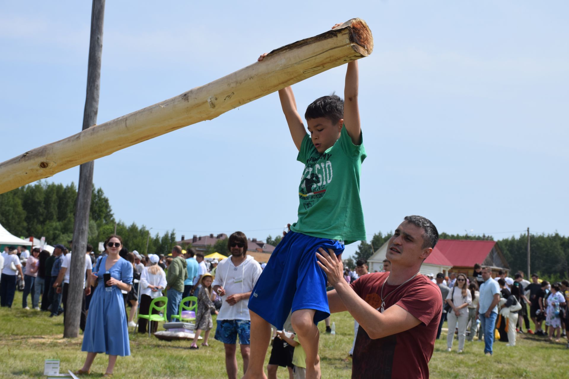 Захит Зядитов из Нового Иглайкина покорил 12-метровый шест на Сабантуе в Нурлате