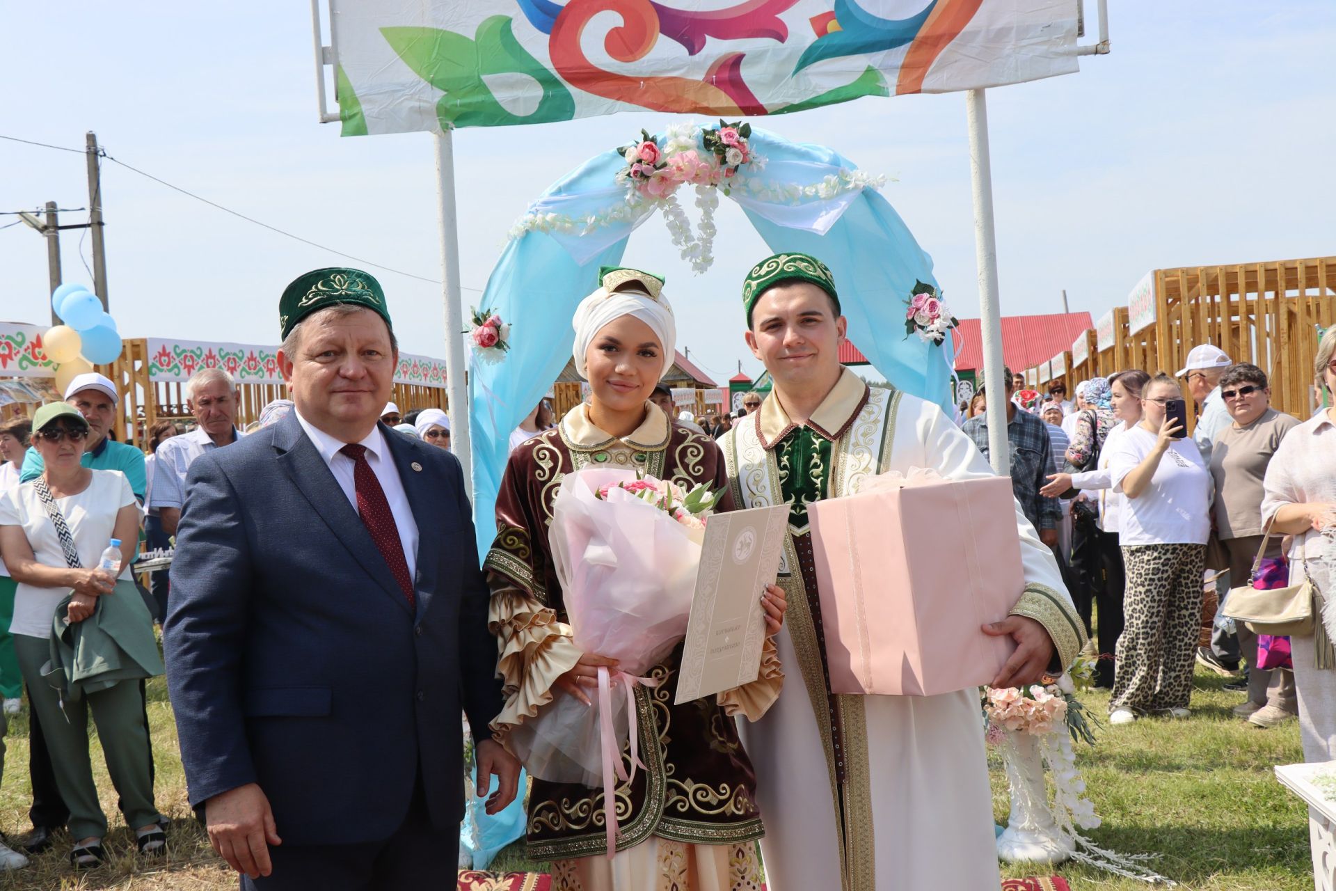 Салават и Алсу Минибаевы торжественно зарегистрировали брак на нурлатском Сабантуе