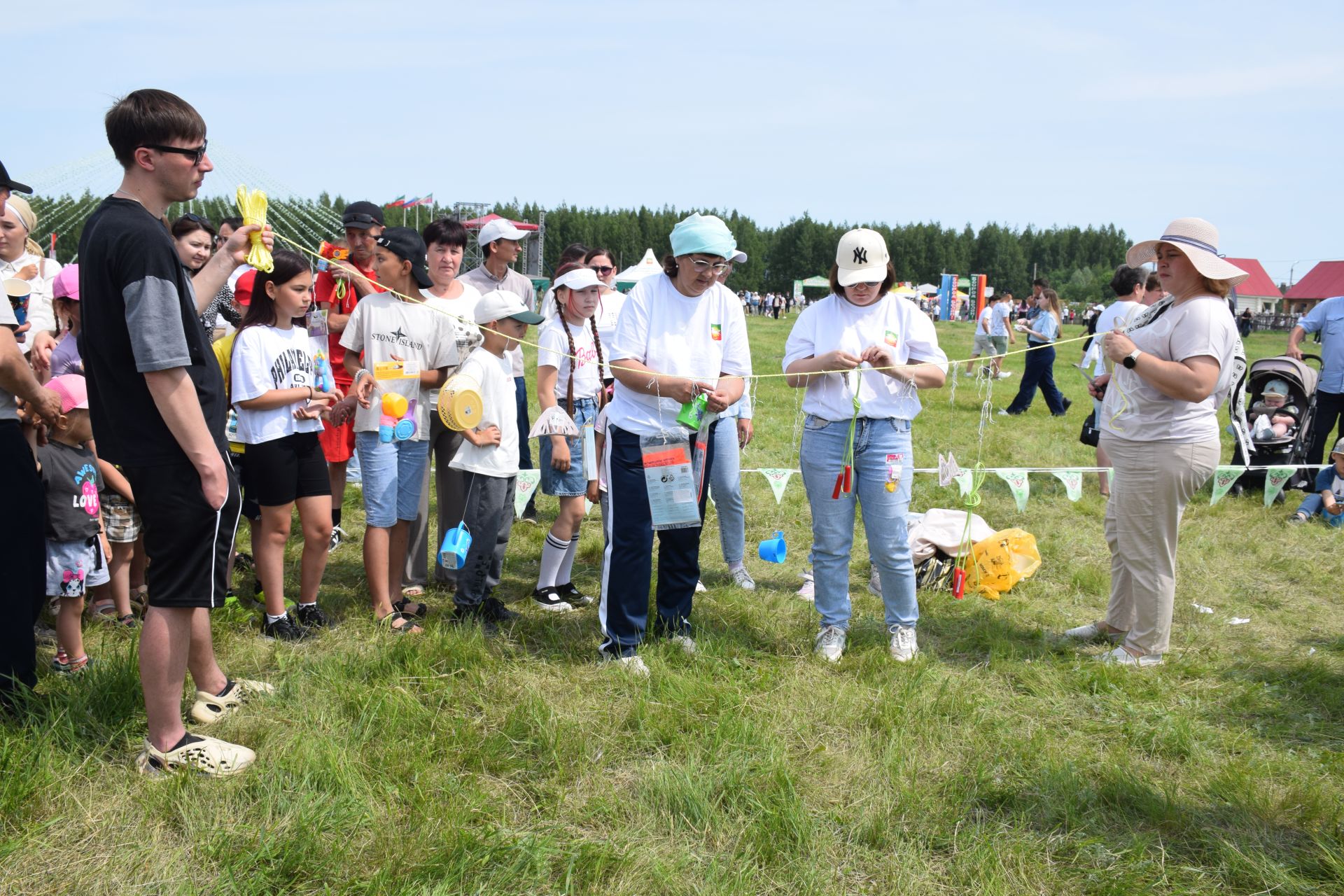 Захит Зядитов из Нового Иглайкина покорил 12-метровый шест на Сабантуе в Нурлате