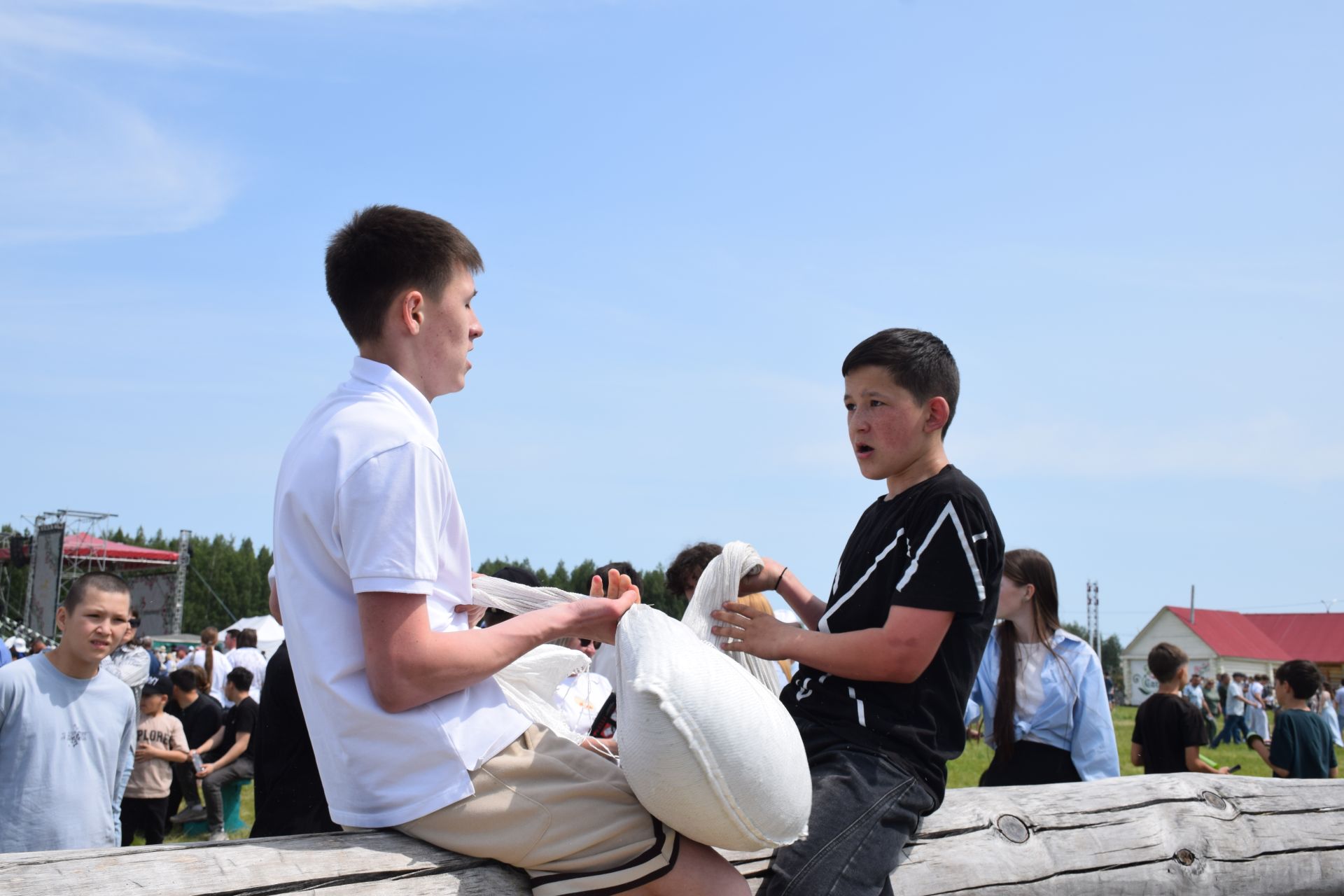 Захит Зядитов из Нового Иглайкина покорил 12-метровый шест на Сабантуе в Нурлате